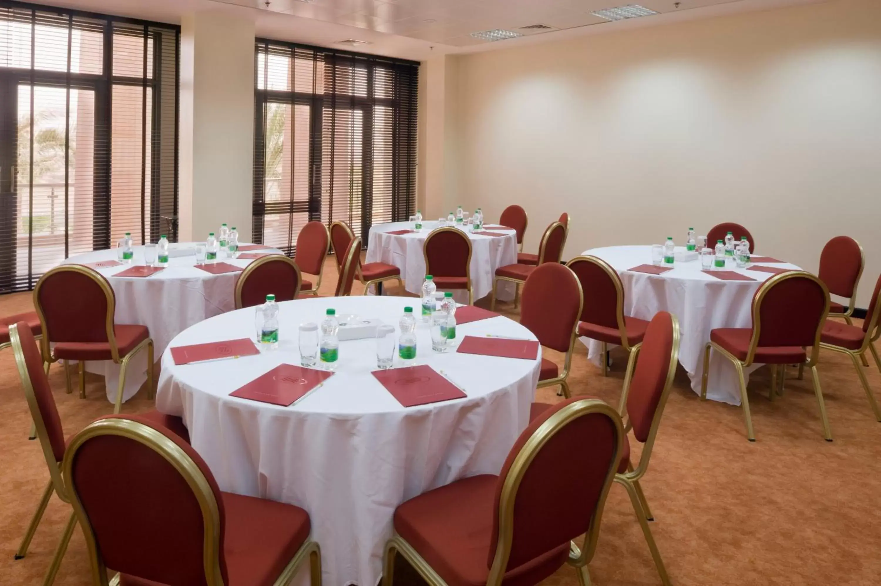 Meeting/conference room, Restaurant/Places to Eat in Crowne Plaza Sohar, an IHG Hotel