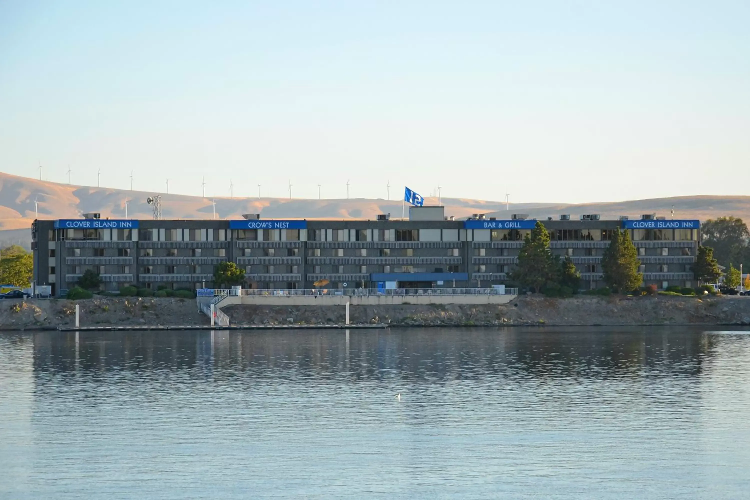 Property building in Clover Island Inn Property building in Clover Island Inn