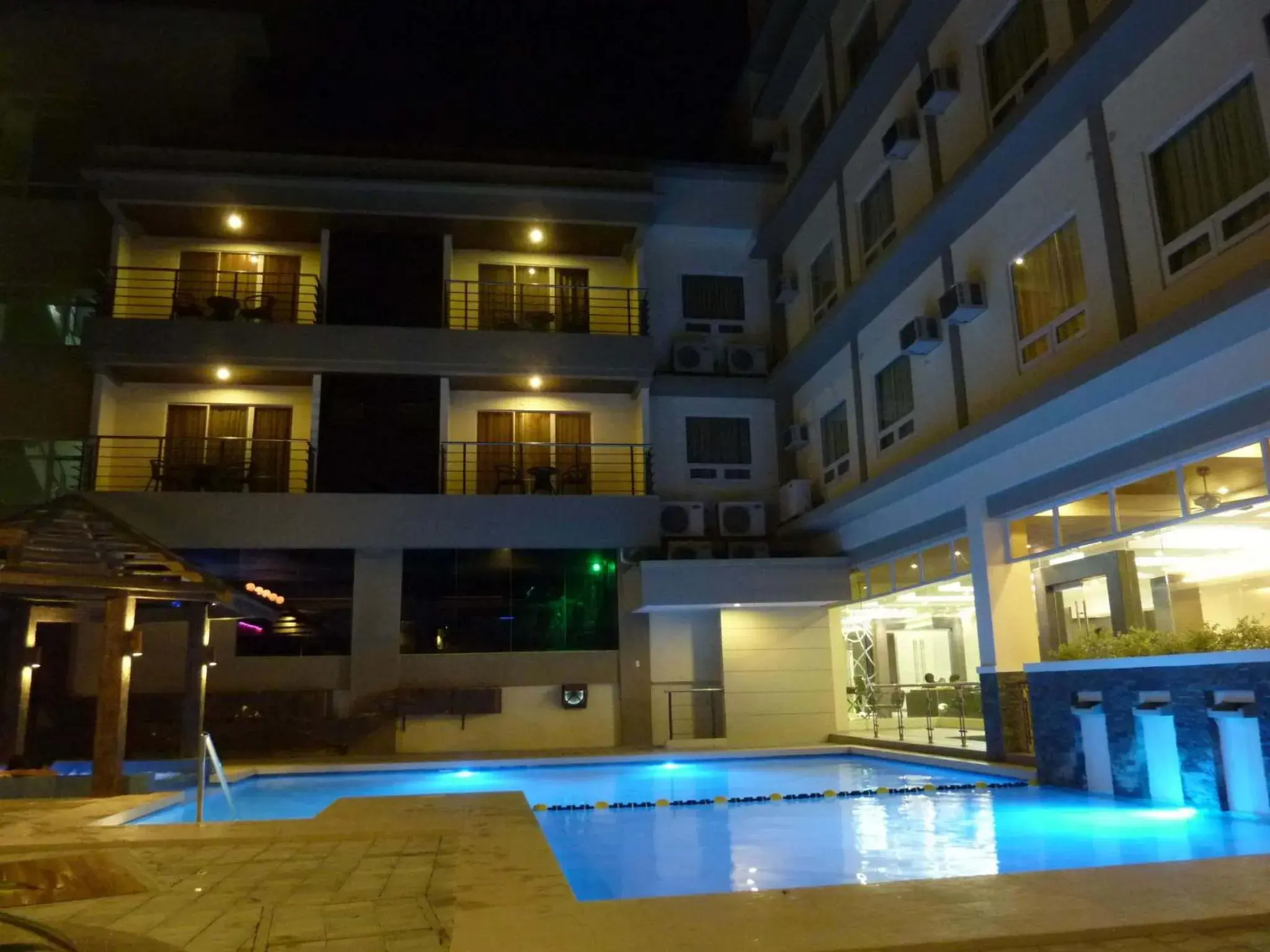 Property building, Swimming Pool in Circle Inn - Iloilo City Center