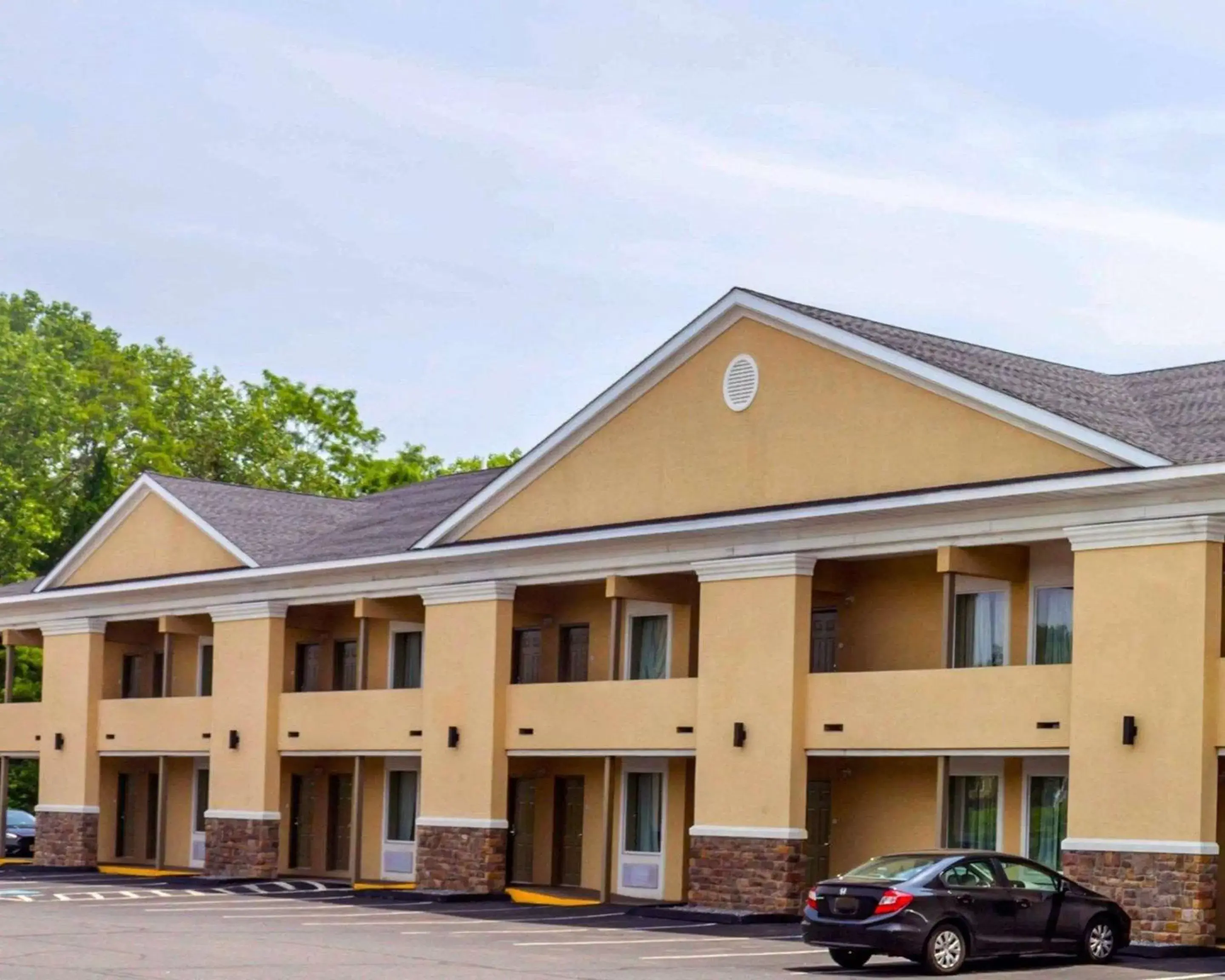 Property Building in Quality Inn Waterbury