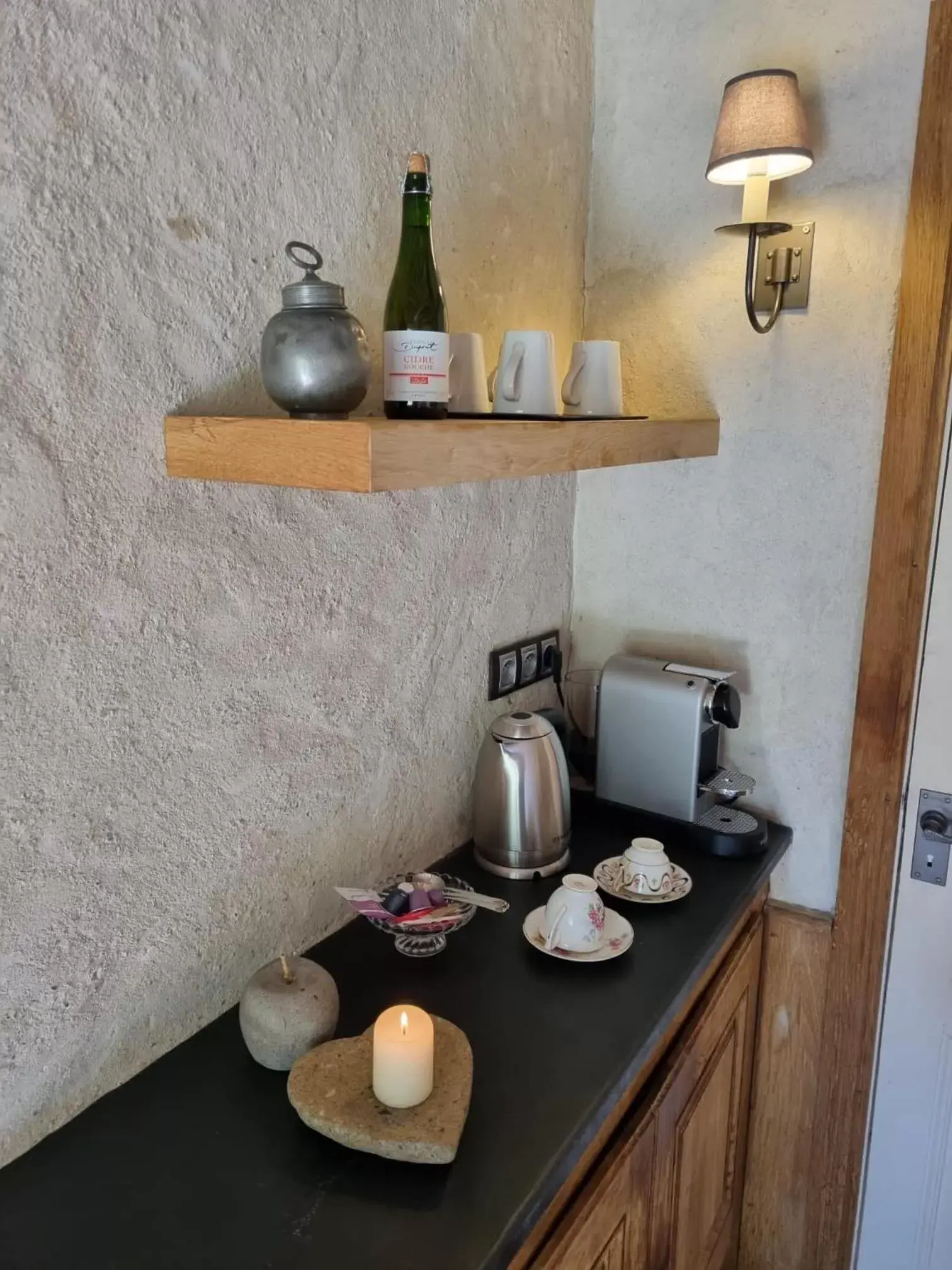 Coffee/tea facilities, Kitchen/Kitchenette in Le Manoir des Impressionnistes - Bord de Mer