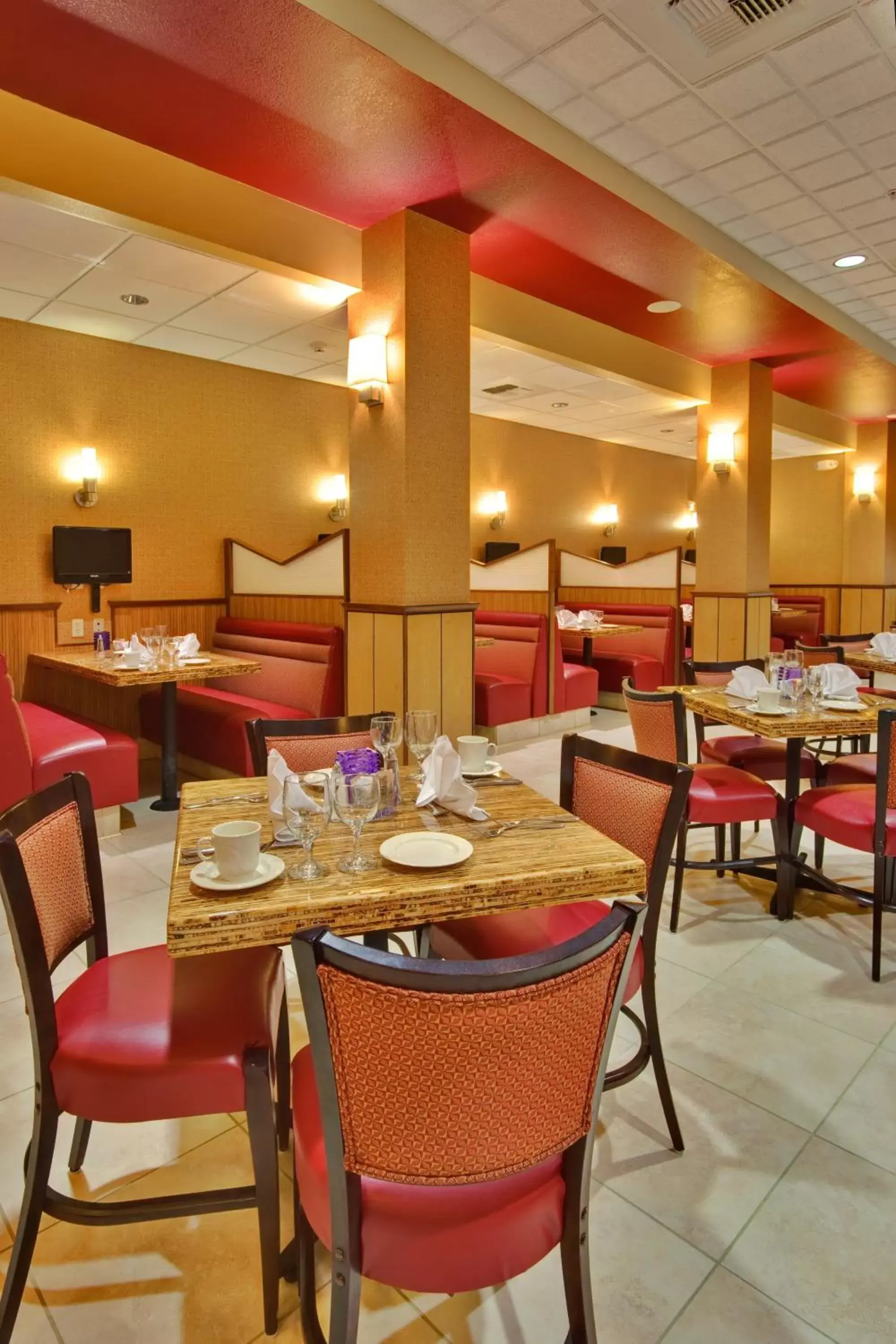 Restaurant/Places to Eat in Holiday Inn Hotel & Suites Bakersfield, an IHG Hotel