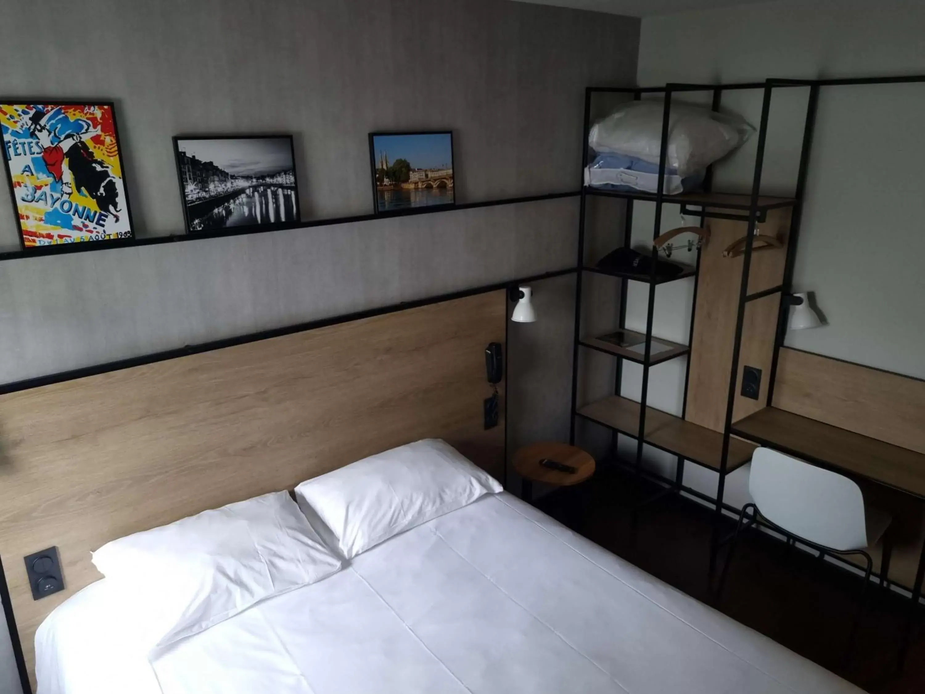 Bedroom, Bed in ibis Bayonne Centre