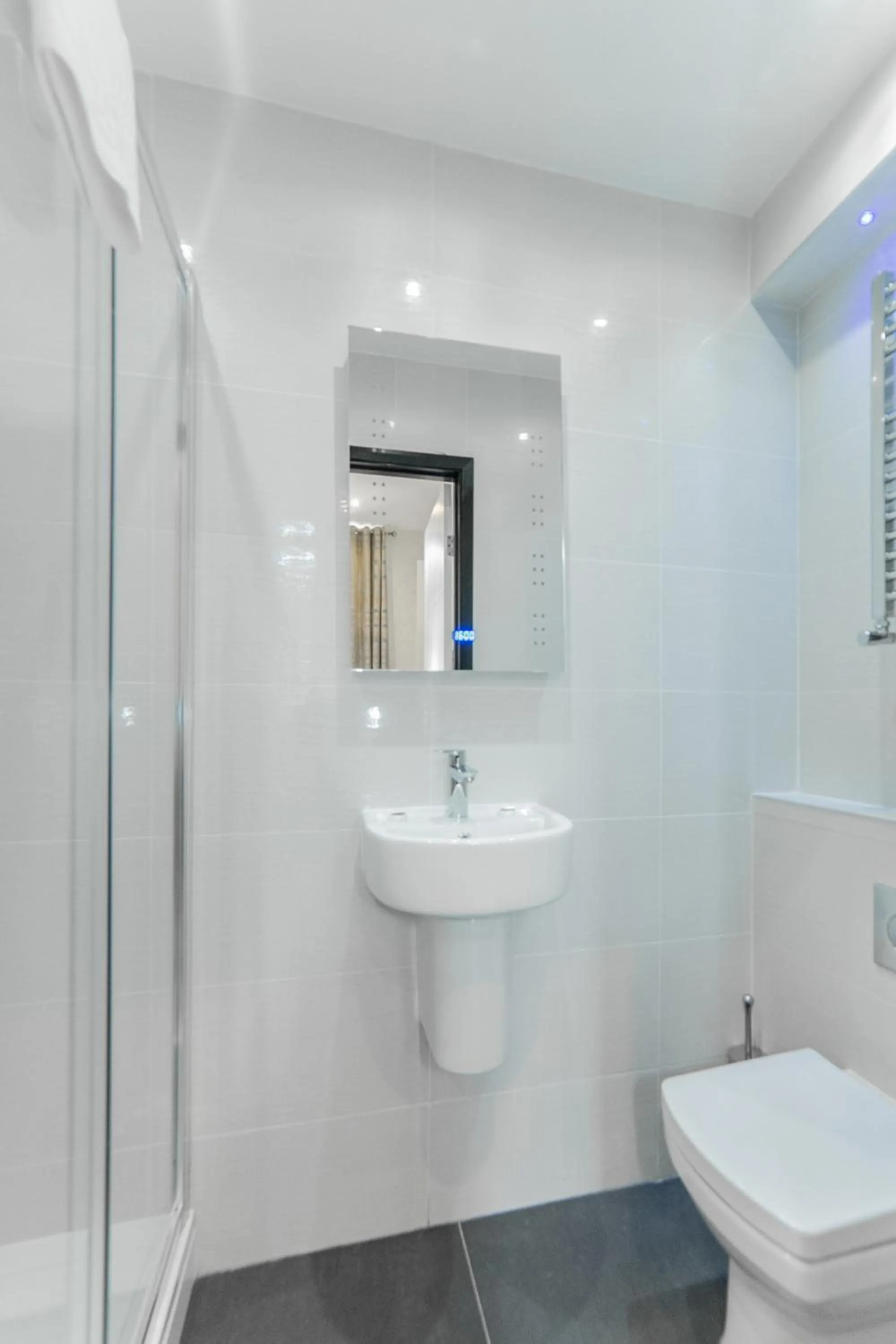 Shower in Imperial Court Suites