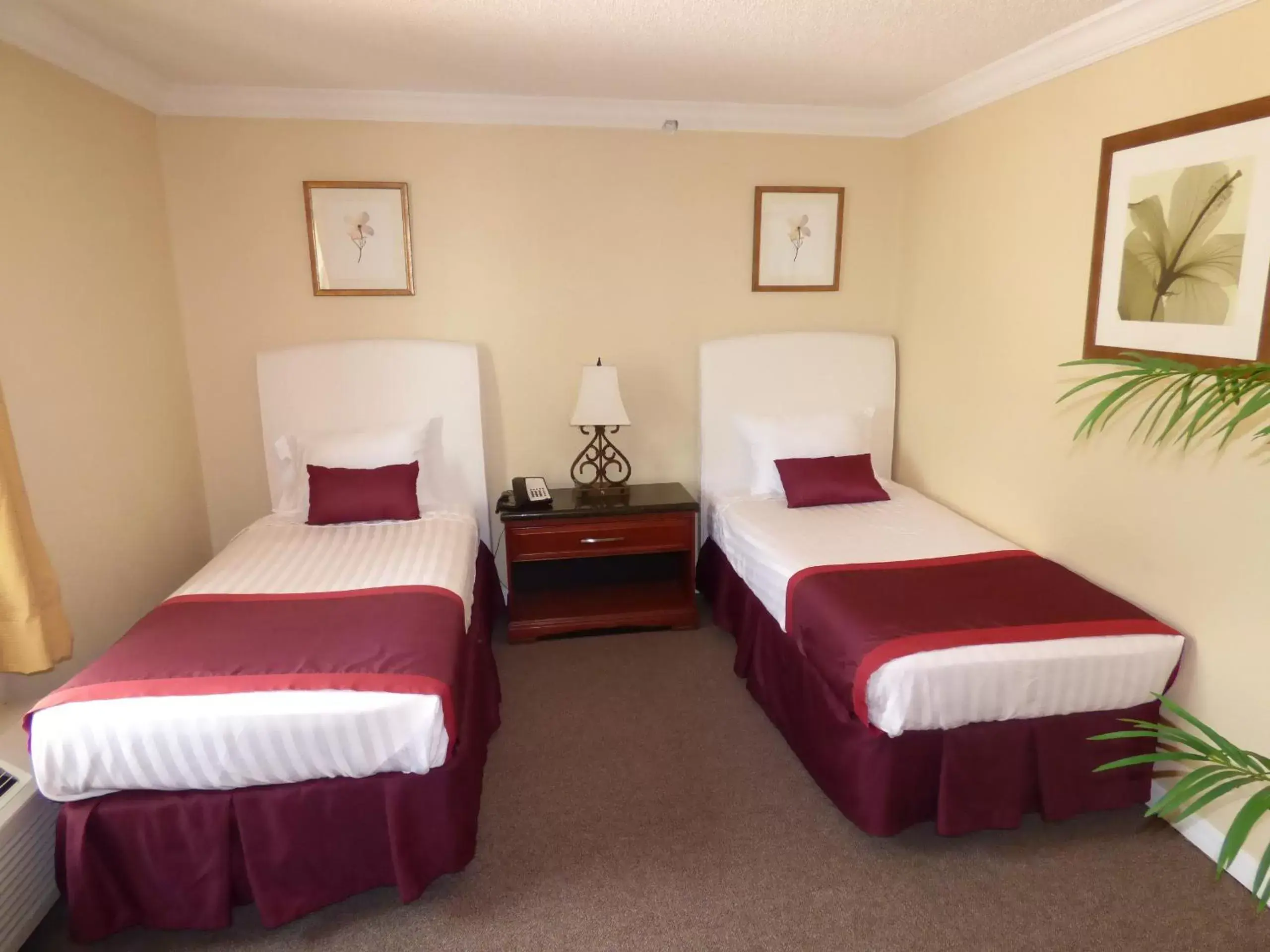 Bed in Days Inn & Suites by Wyndham Lake Okeechobee