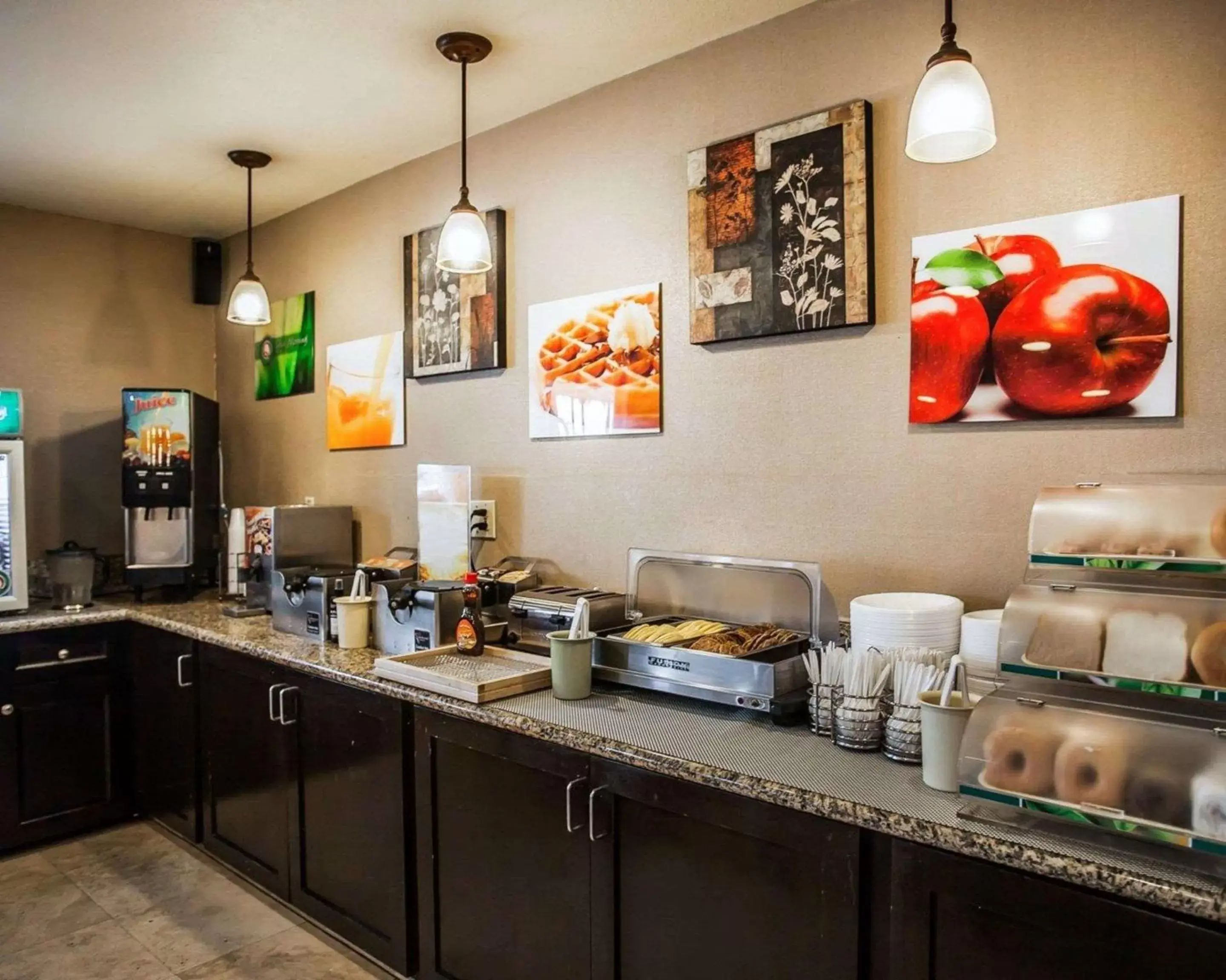Restaurant/Places to Eat in Quality Inn & Suites Anaheim at the Park