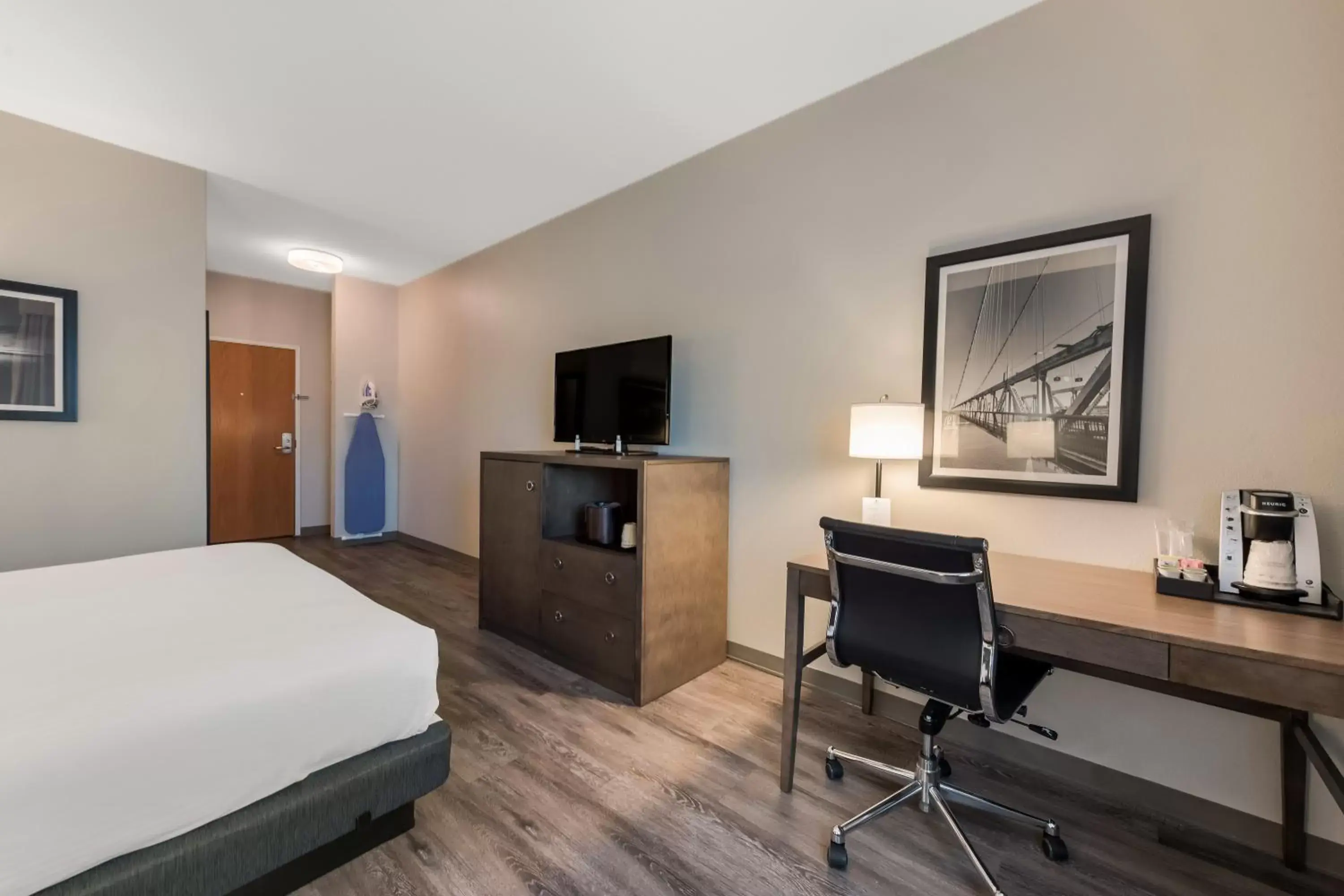 Bed, TV/Entertainment Center in SureStay Plus Hotel by Best Western Highland Poughkeepsie