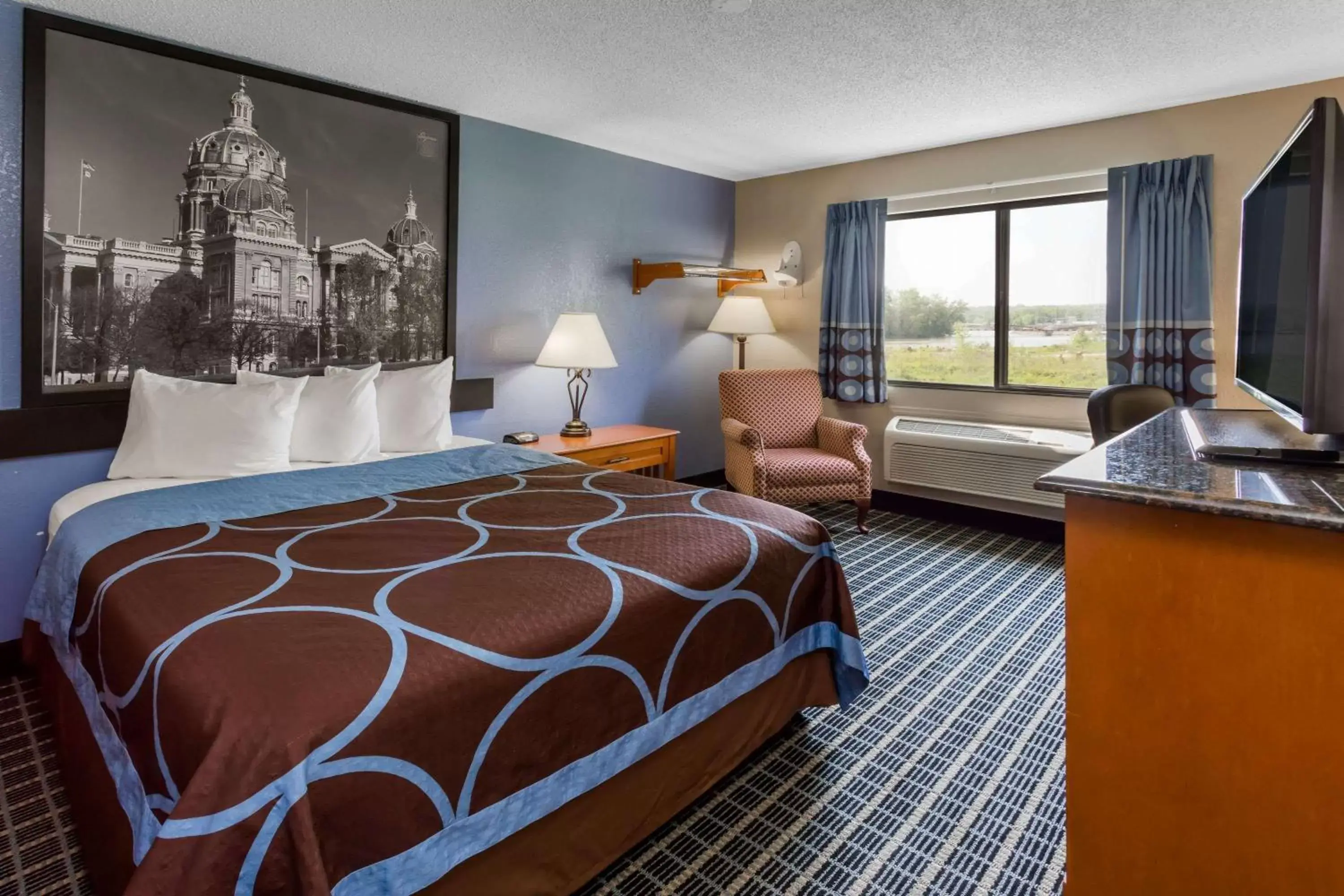 Photo of the whole room, Bed in Super 8 by Wyndham Iowa City/Coralville