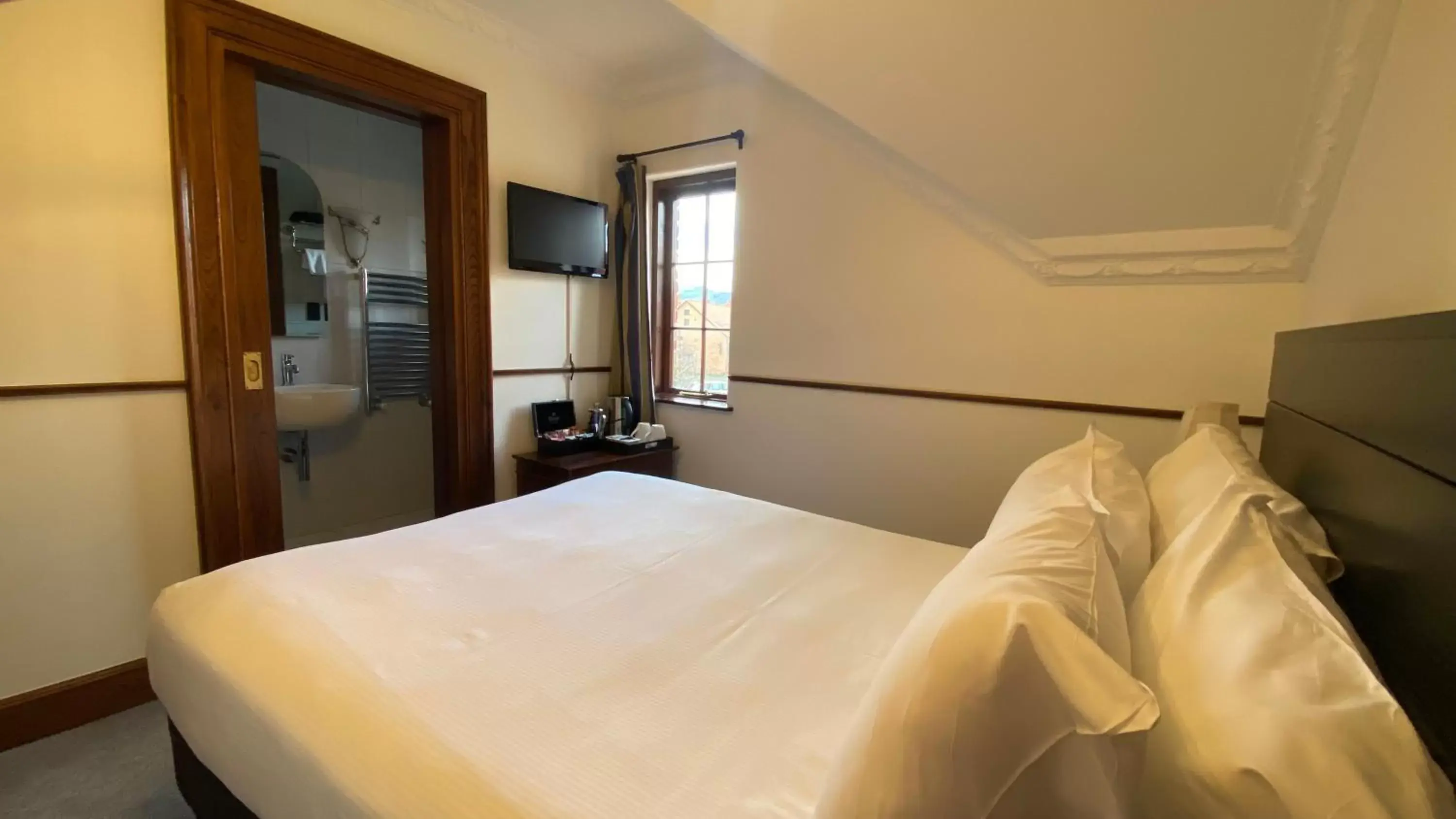 Bed in Grand Arden Monaco Nelson
