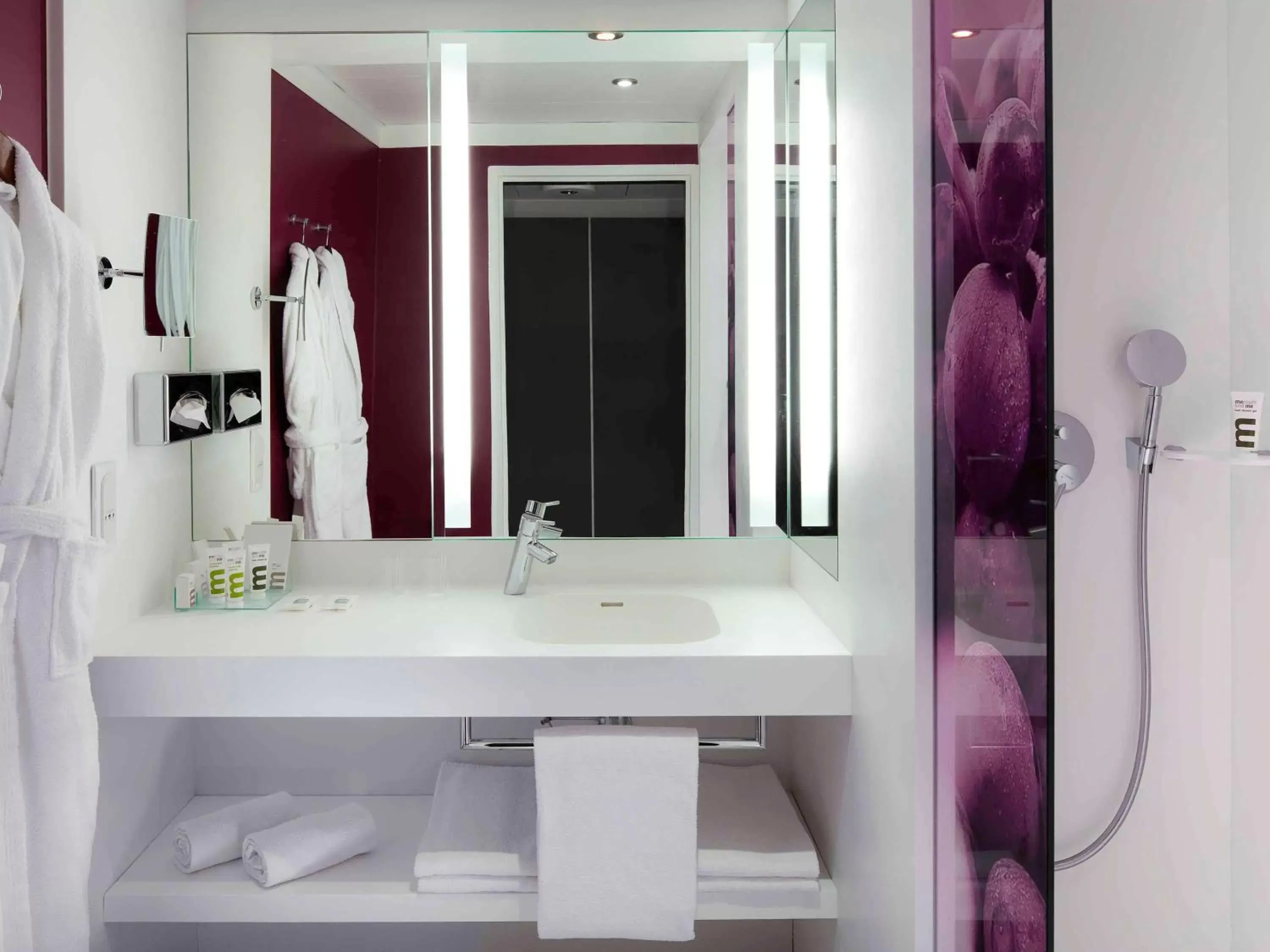 Photo of the whole room, Bathroom in Mercure Reims Centre Cathédrale