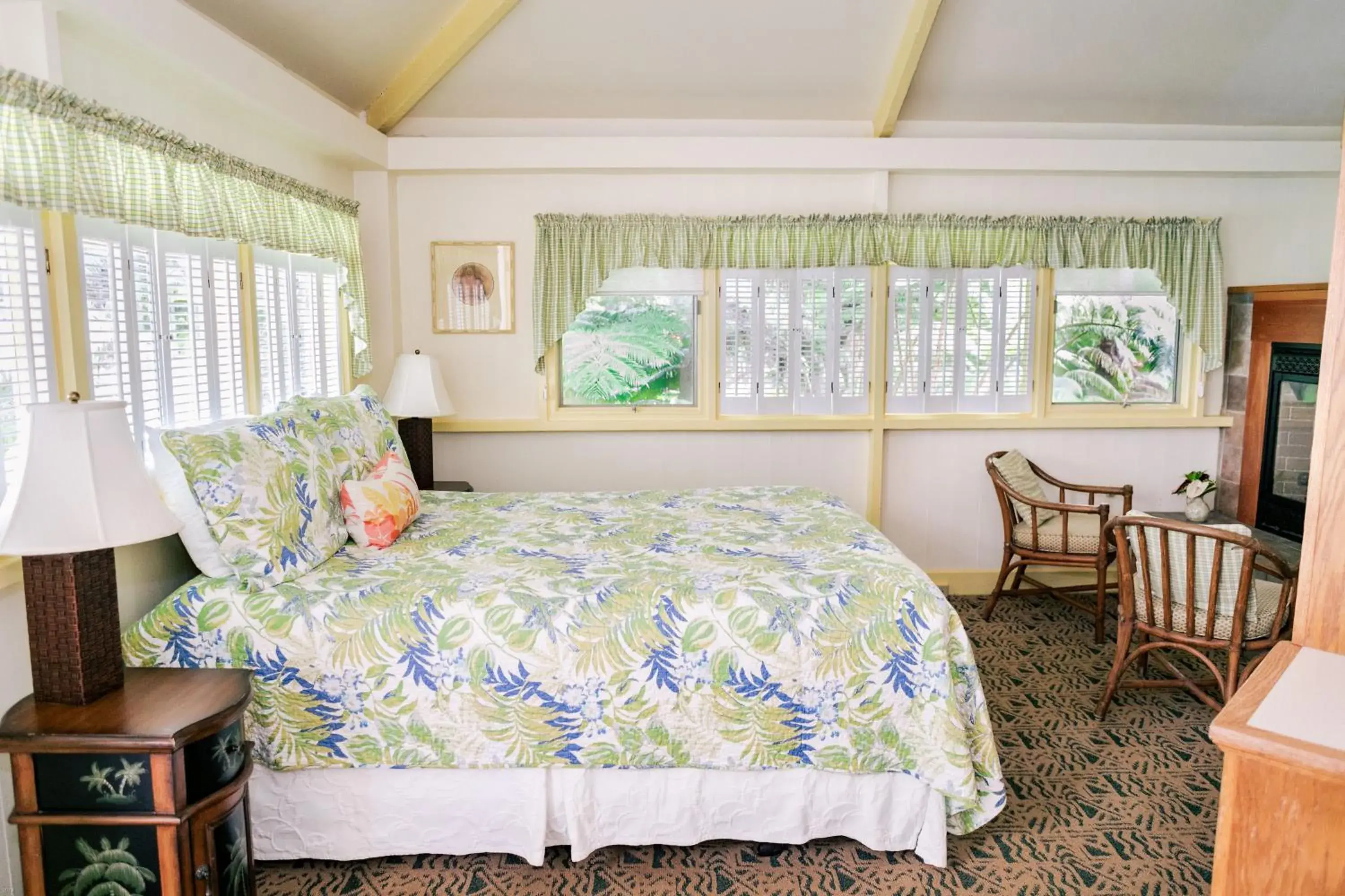 Bedroom, Bed in Kilauea Lodge and Restaurant