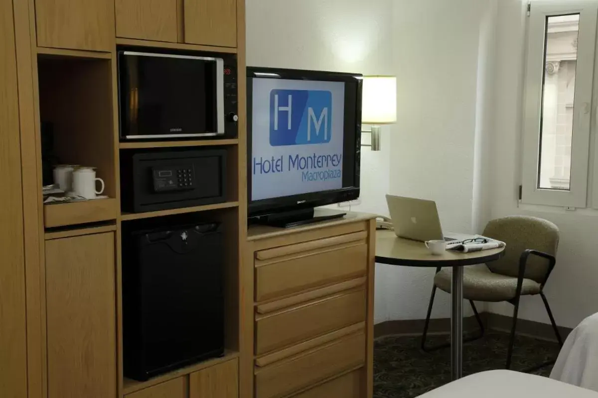 Bedroom, TV/Entertainment Center in Hotel Monterrey Macroplaza