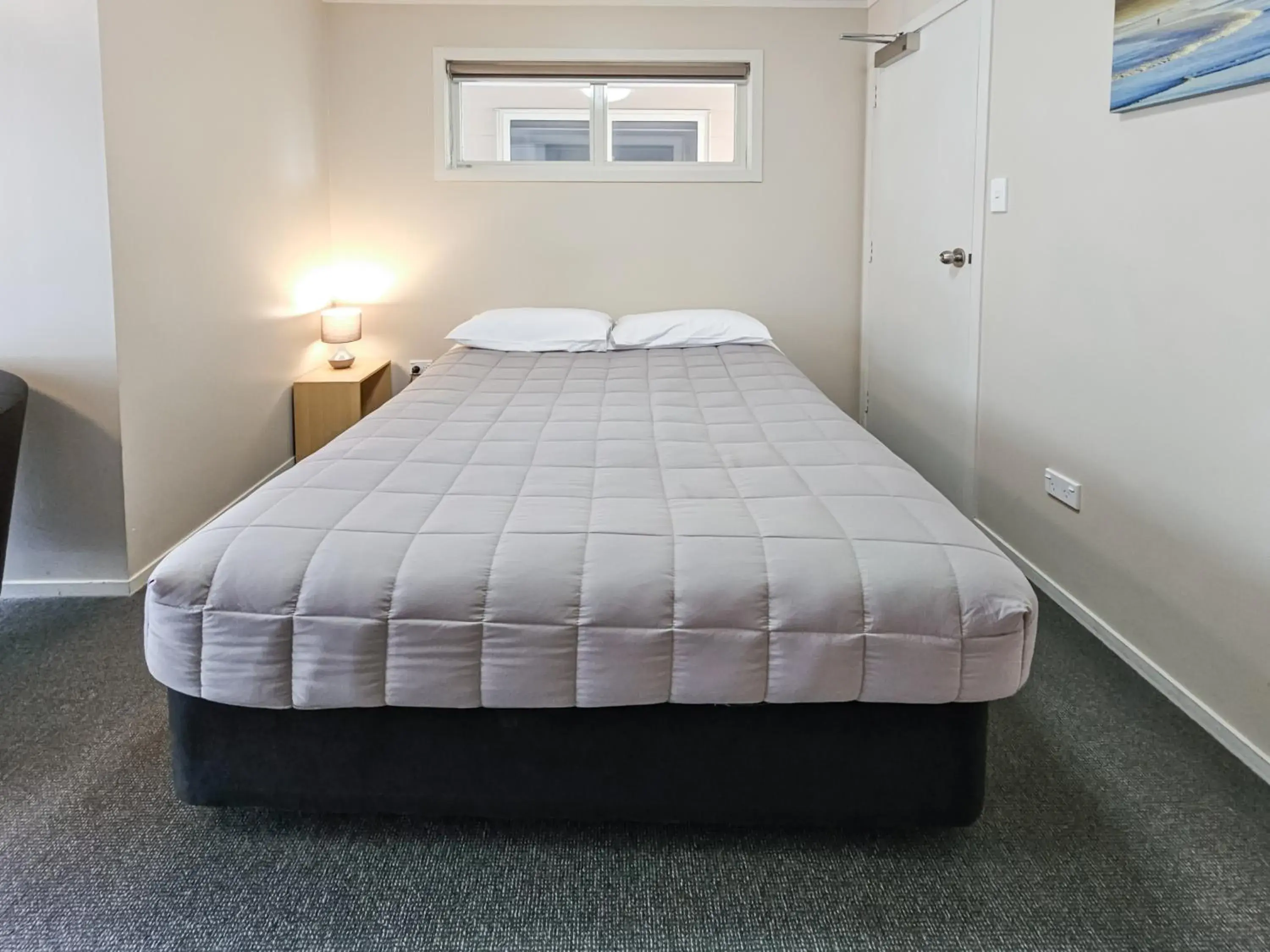 Bed in Captain Cook Motor Lodge