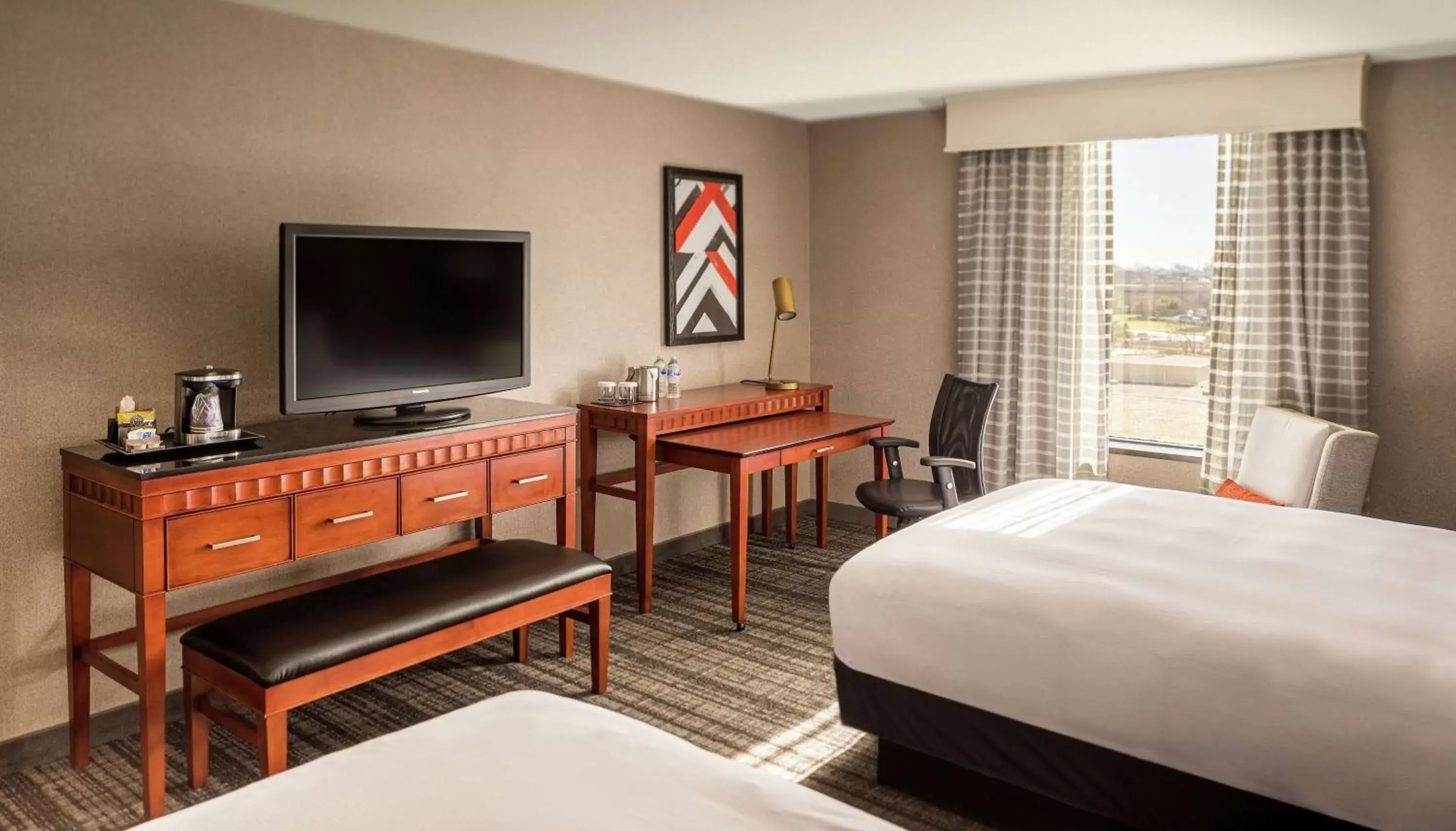 Bedroom, TV/Entertainment Center in DoubleTree by Hilton Dallas Near the Galleria