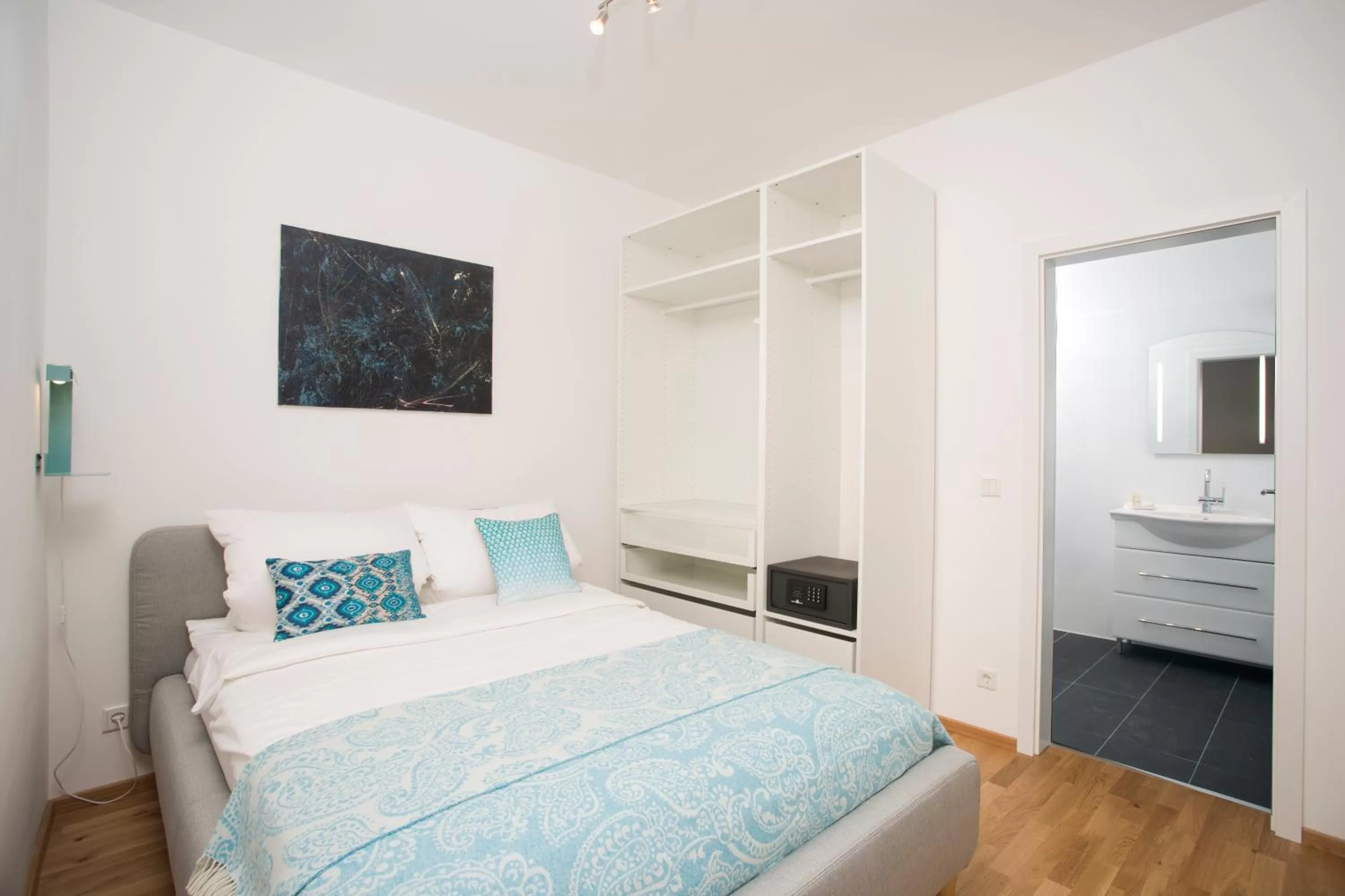 Bathroom, Bed in Victoria Apartments