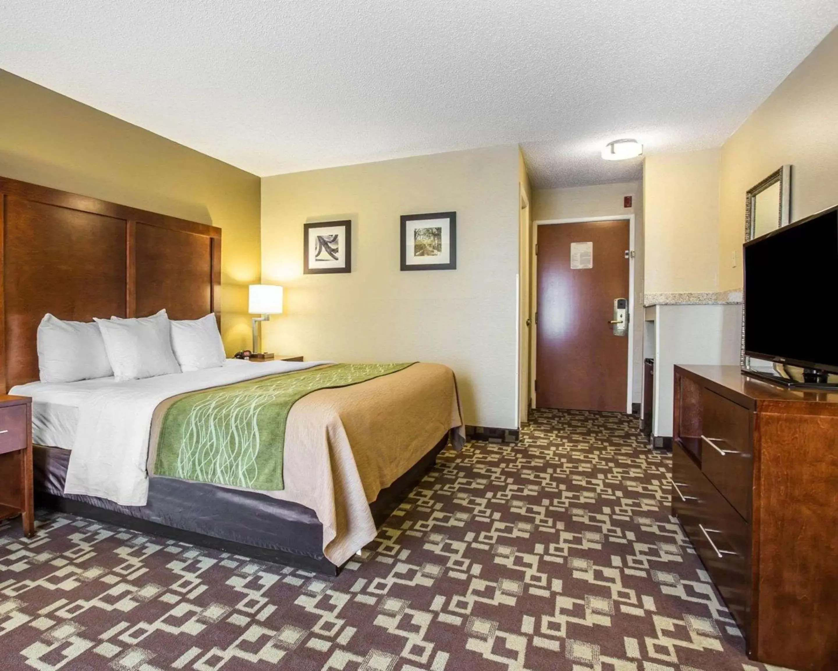 Photo of the whole room, Bed in Comfort Inn & Suites Walterboro I-95