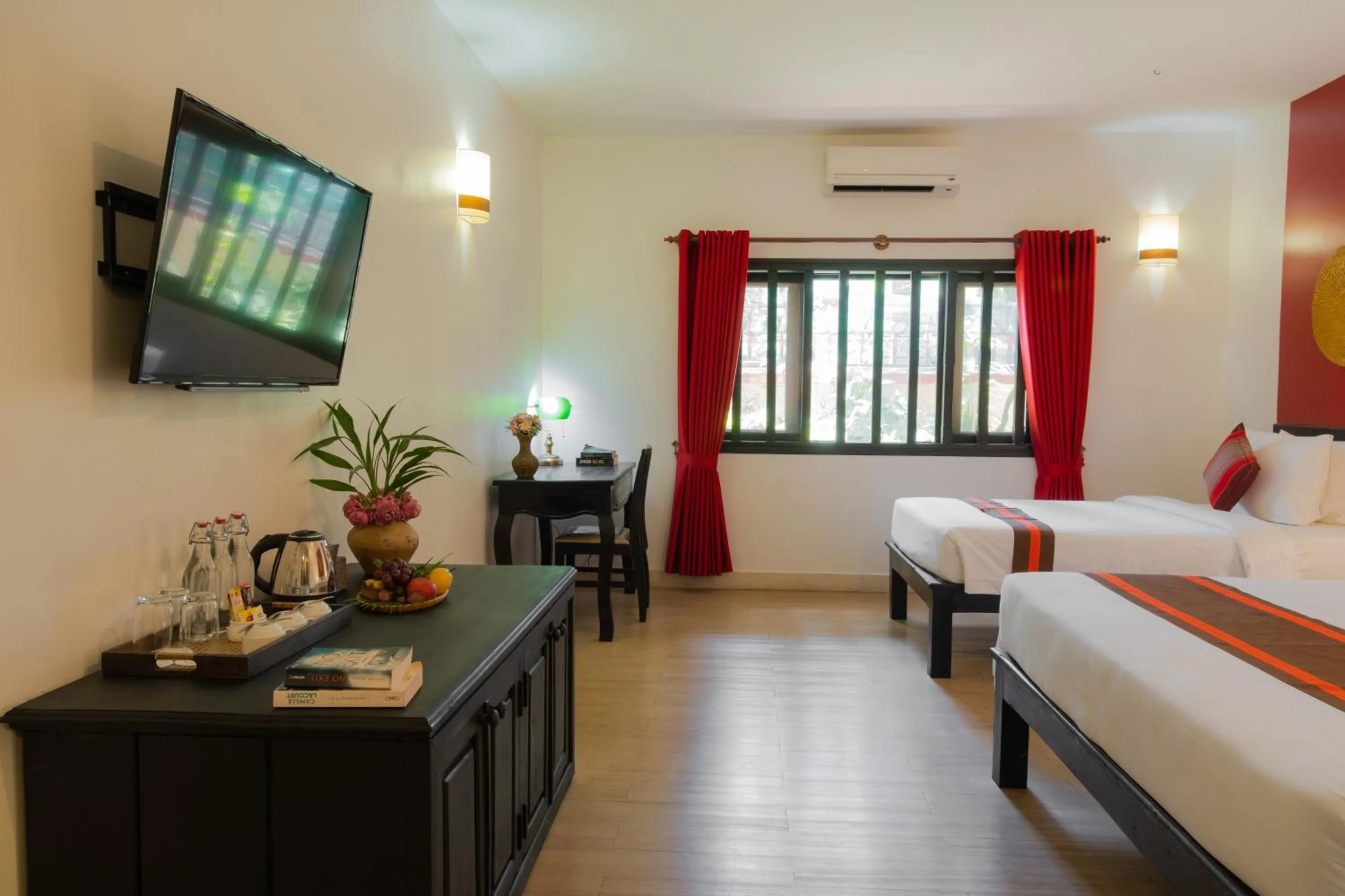 Photo of the whole room, Bed in Pandora Suite D'Angkor