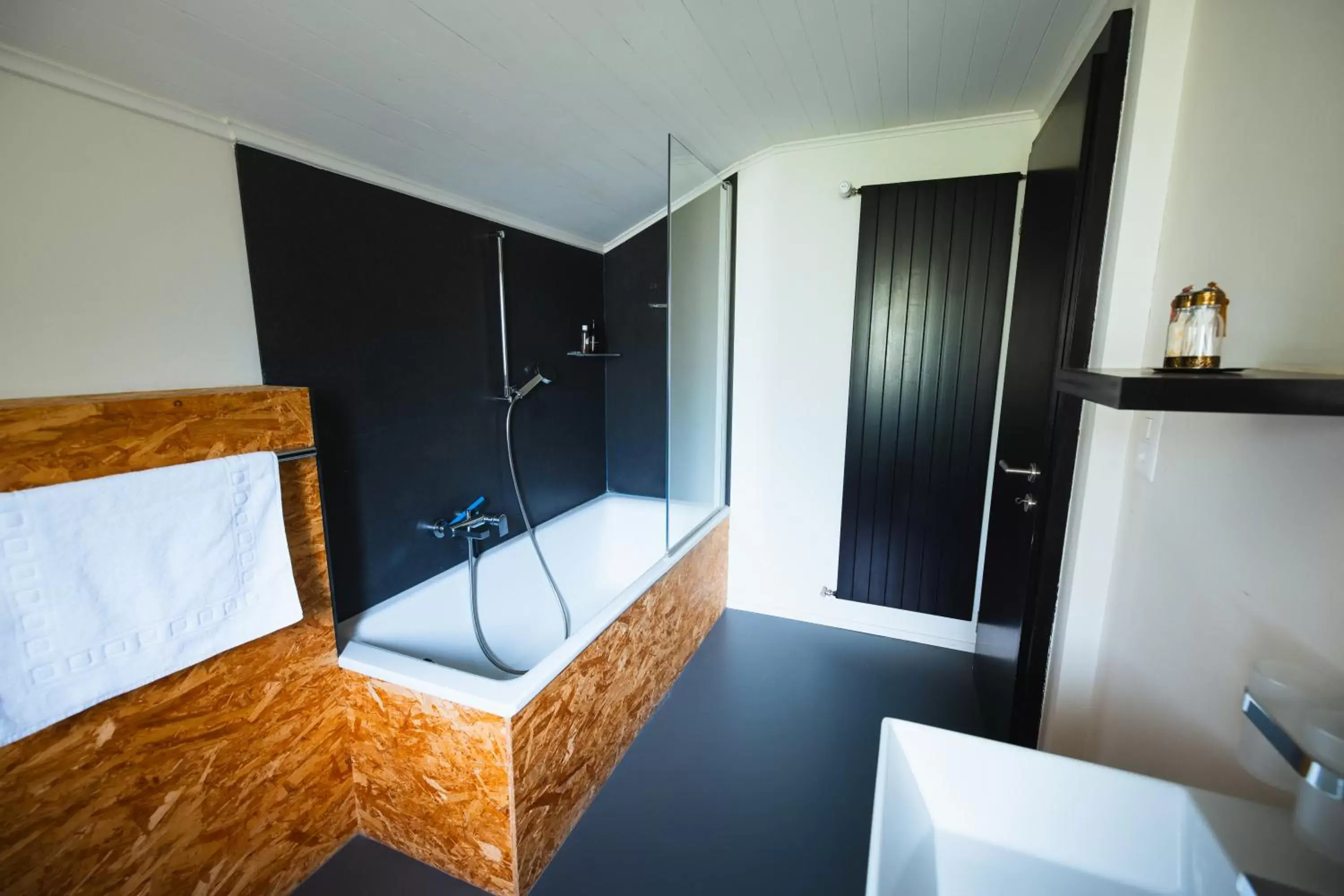 Bathroom, TV/Entertainment Center in B&B La Forge de Diogne