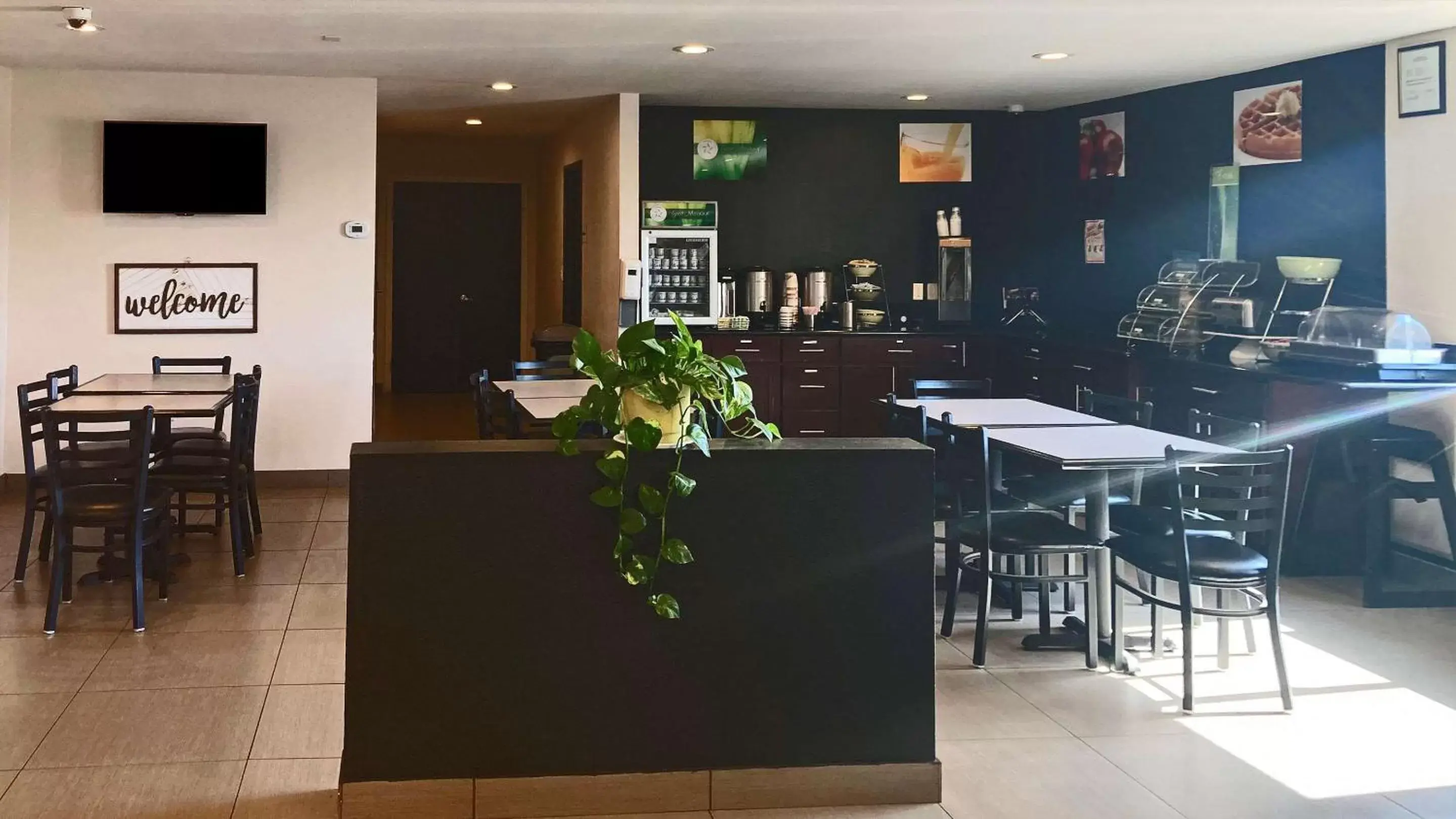 Breakfast, Lounge/Bar in Quality Inn & Suites near Downtown Bakersfield