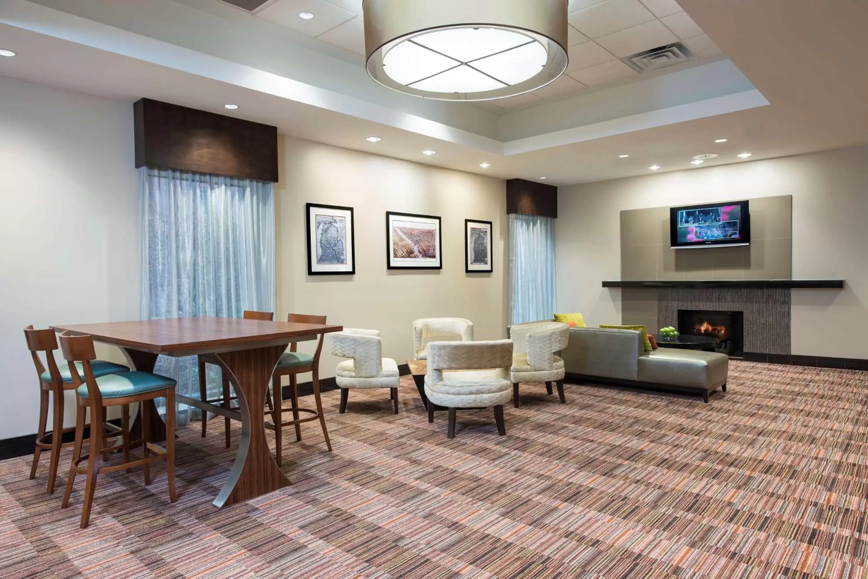 Lobby or reception, Lounge/Bar in DoubleTree by Hilton Hotel Grand Rapids Airport