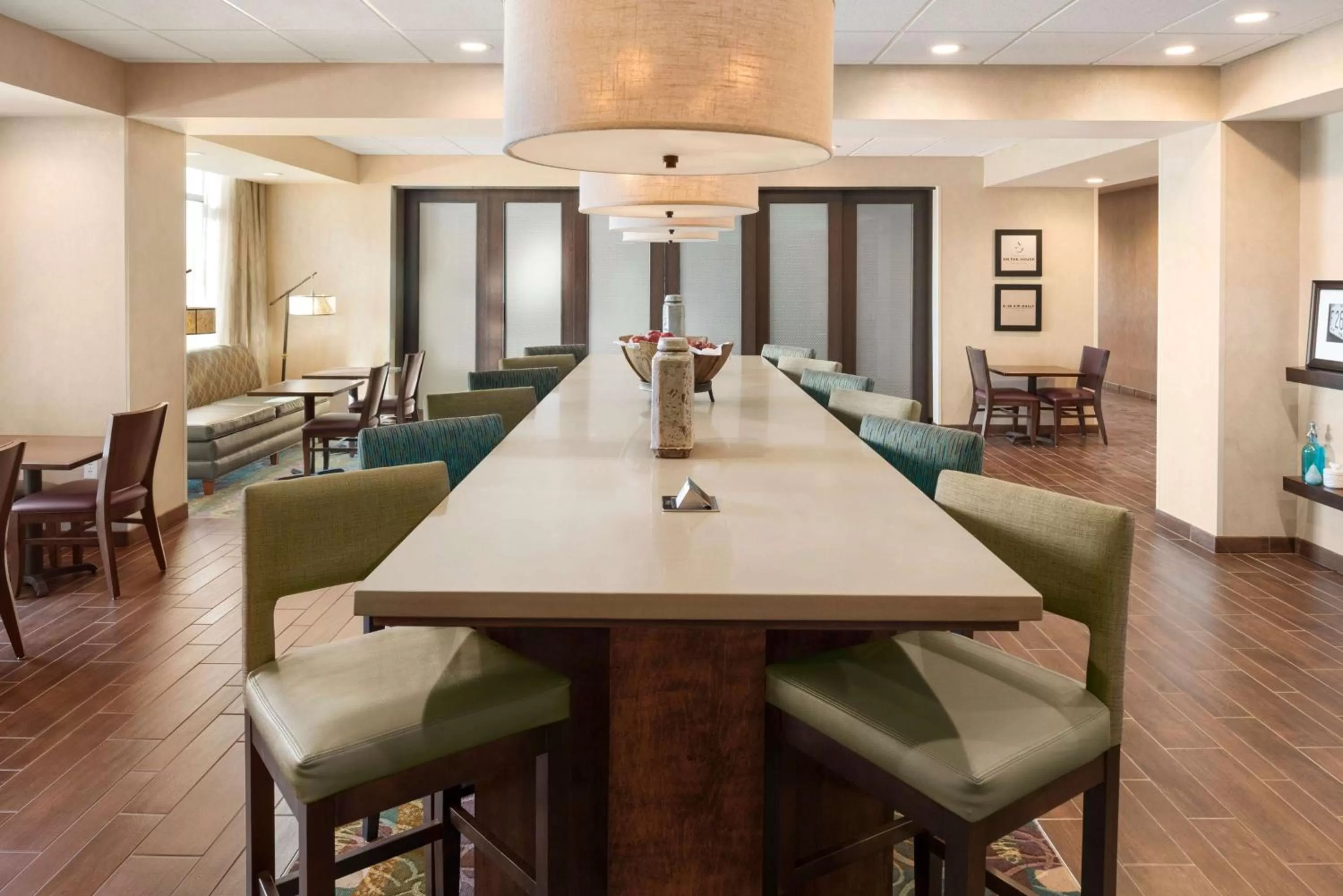 Restaurant/places to eat in Hampton Inn Lincoln Airport, Ne