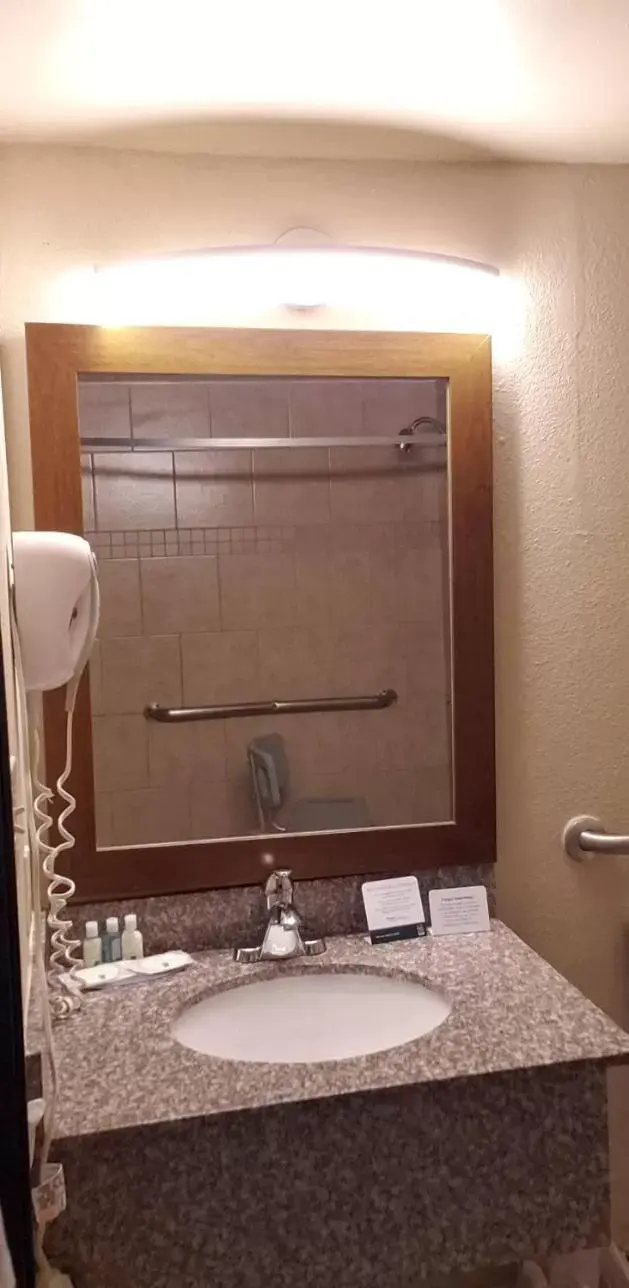 Bathroom in Quality Inn DFW Airport North - Irving