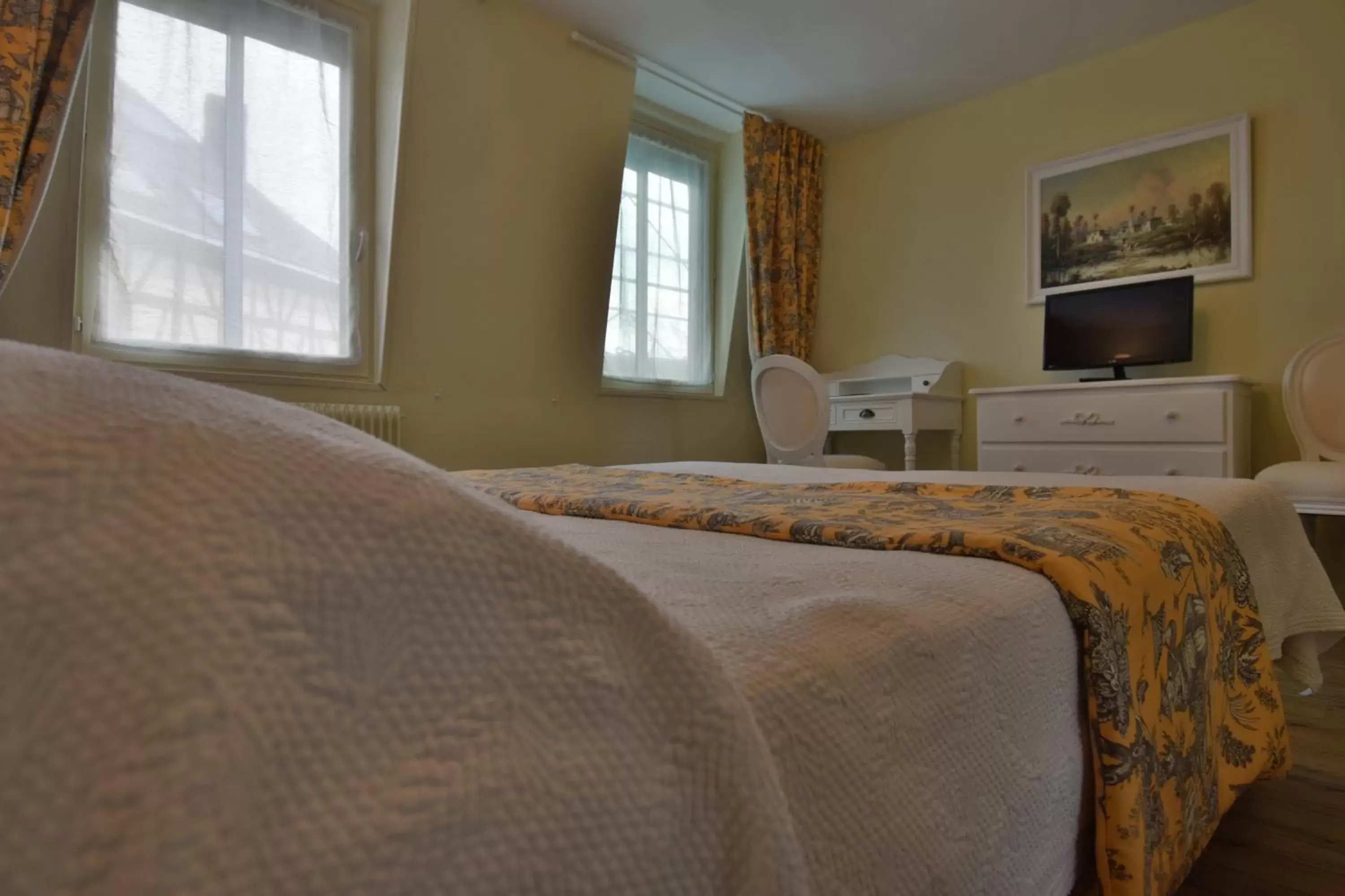 Photo of the whole room, Bed in Hotel Dandy Rouen centre