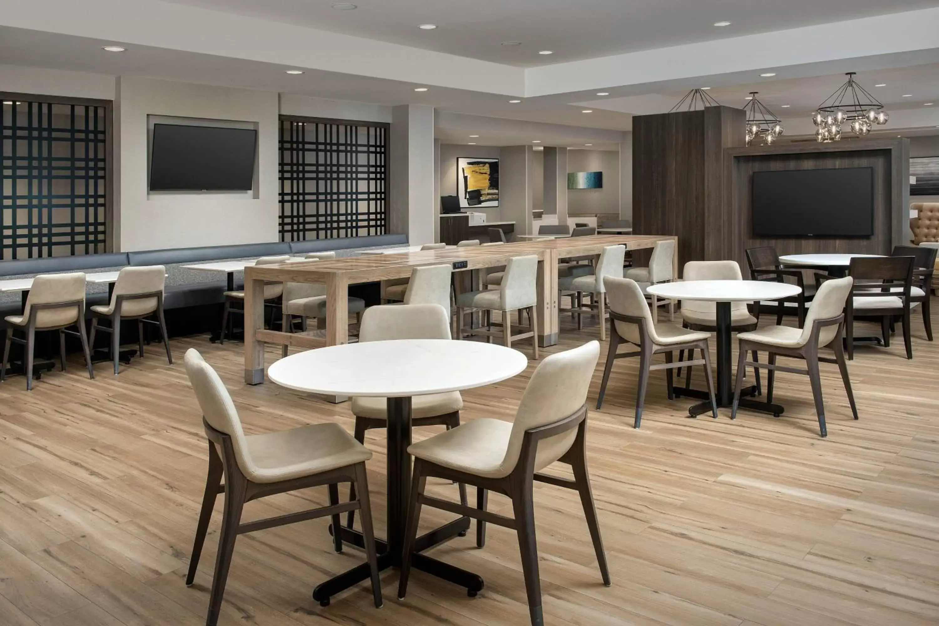 Restaurant/places to eat in Residence Inn Doral Mall Area