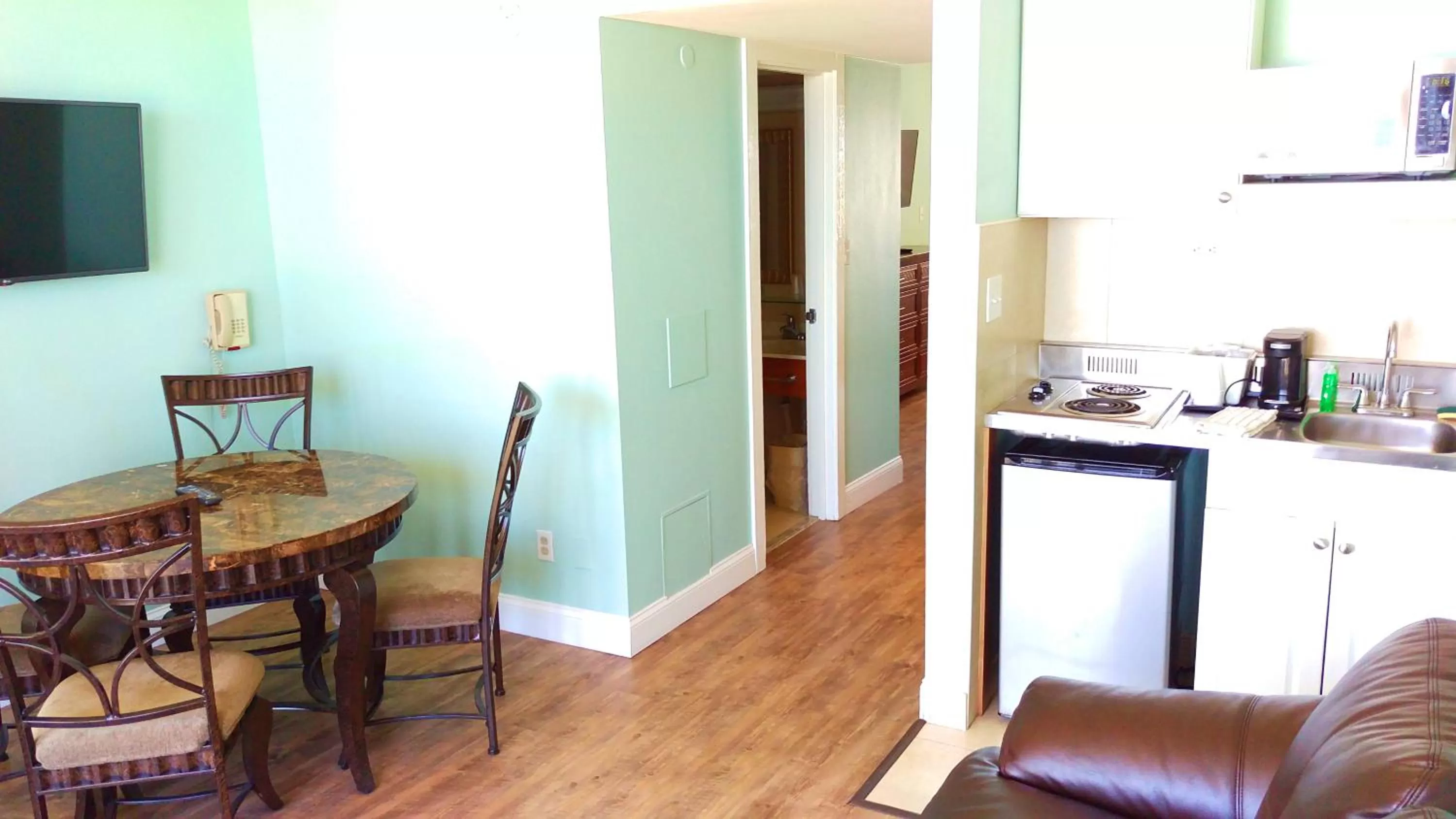 Kitchen or kitchenette in The Beachview Inn Clearwater Beach