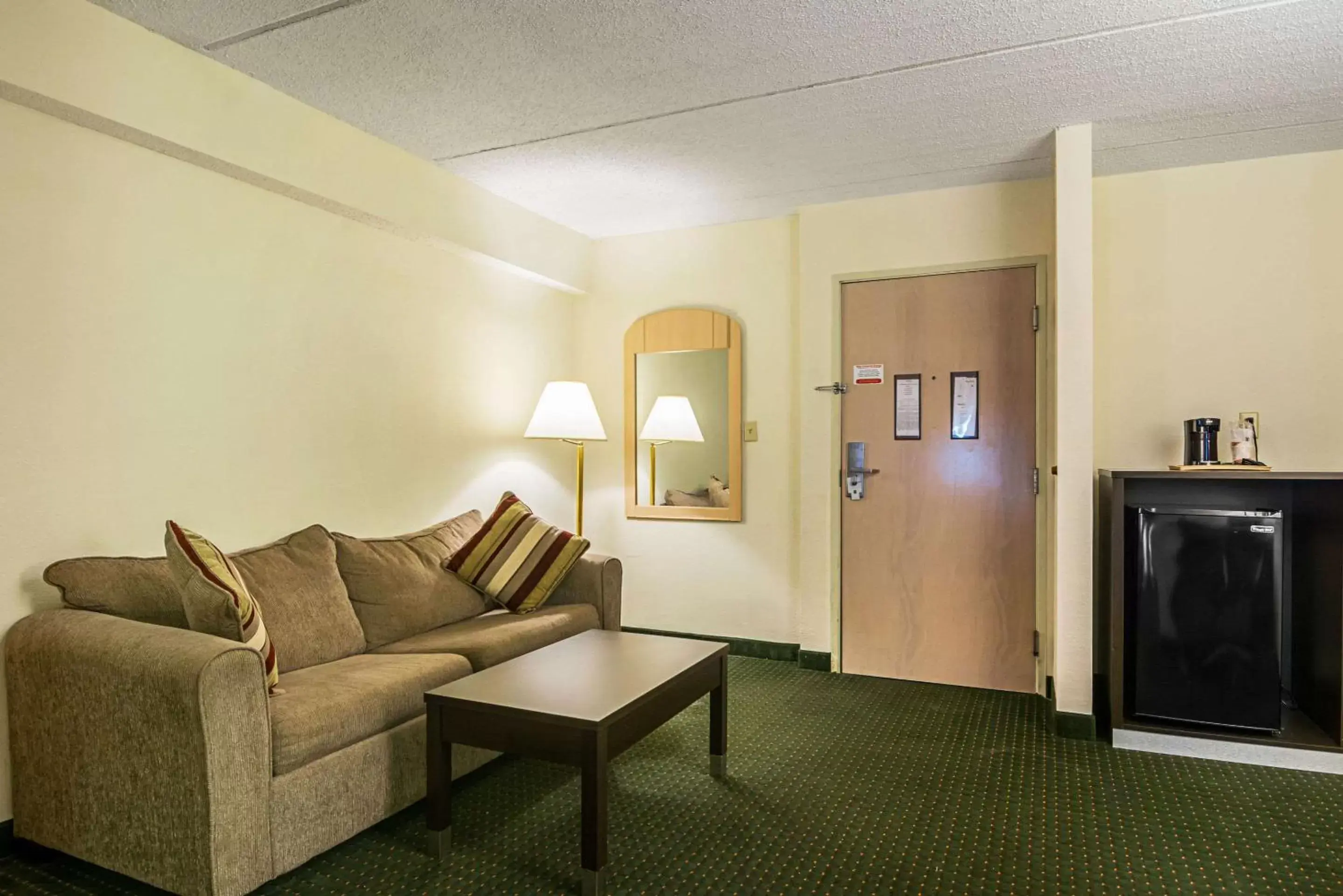 Photo of the whole room, Seating Area in Quality Suites Atlanta Airport East