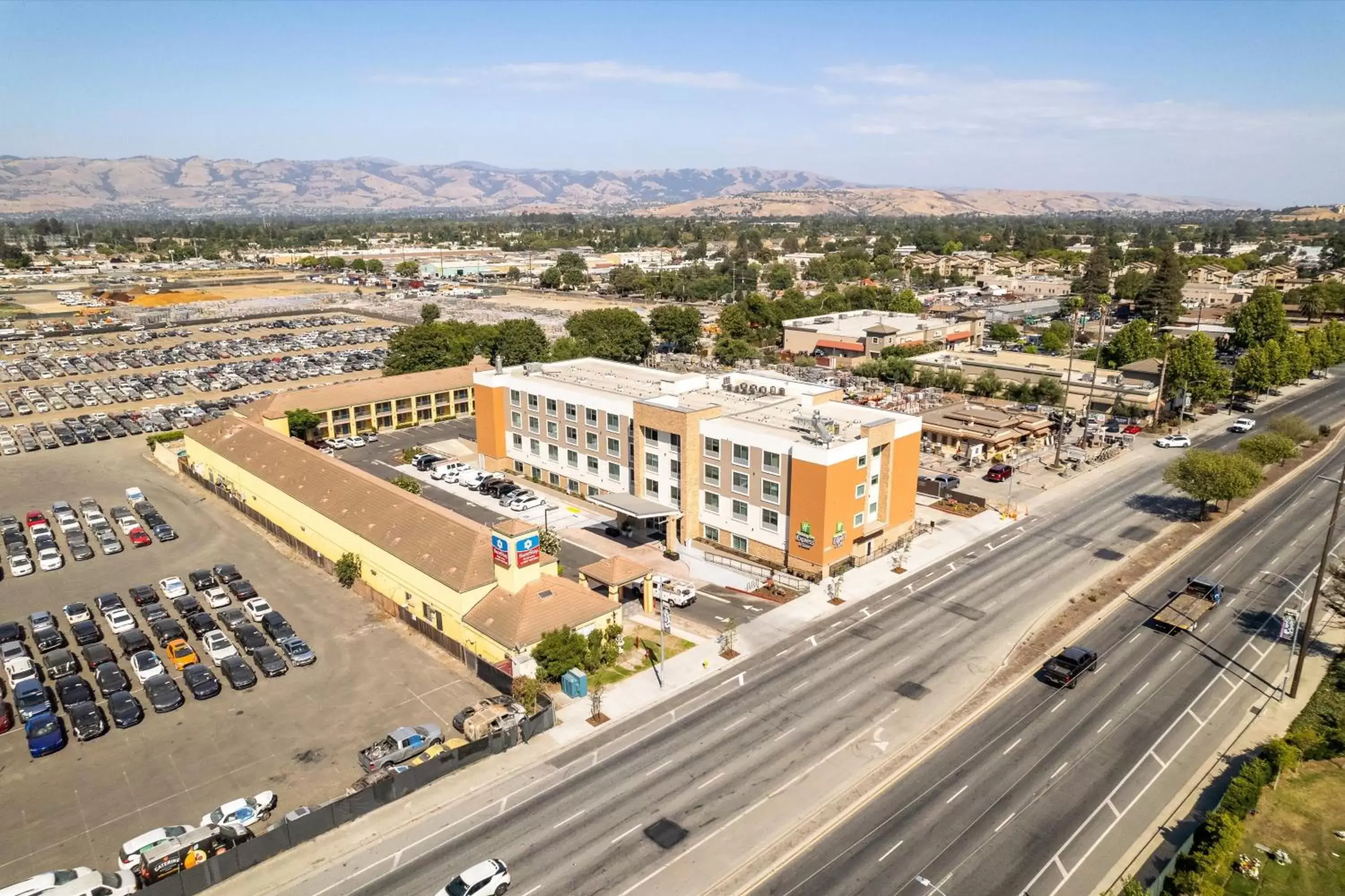 Property building, Bird's-eye View in Holiday Inn Express & Suites - San Jose Silicon Valley, an IHG Hotel