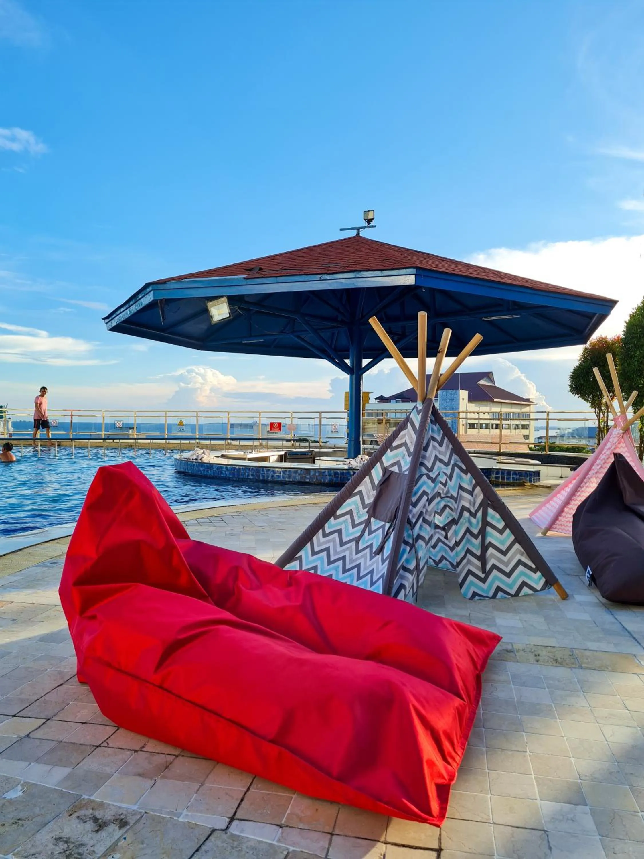 Swimming pool in Ibis Balikpapan