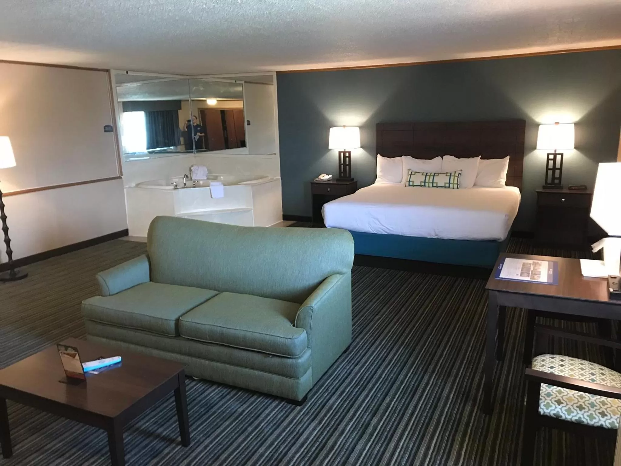 Photo of the whole room, Bed in Best Western Woodhaven Inn