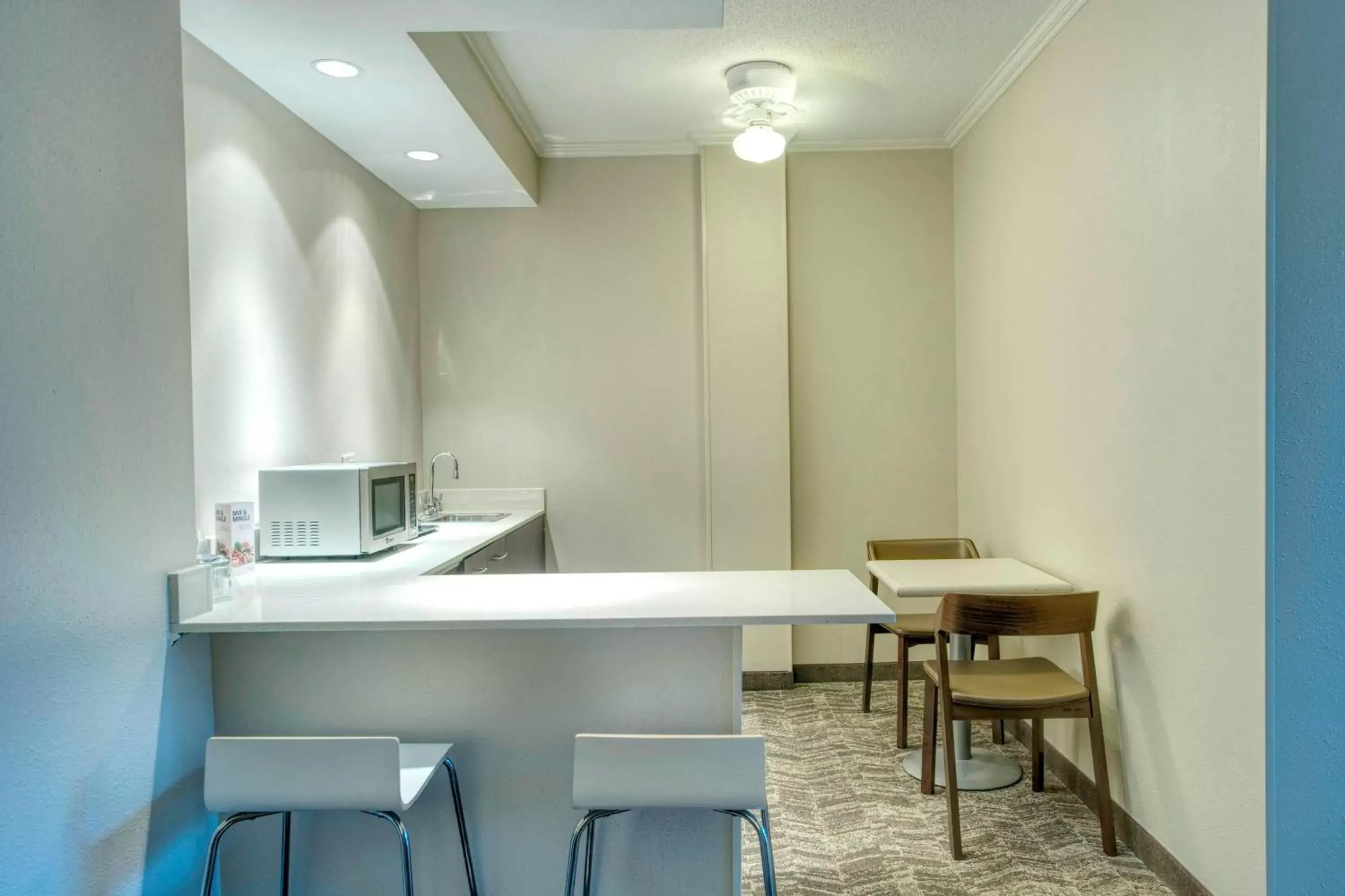 Kitchen or kitchenette, Kitchen/Kitchenette in SpringHill Suites by Marriott Lawrence Downtown