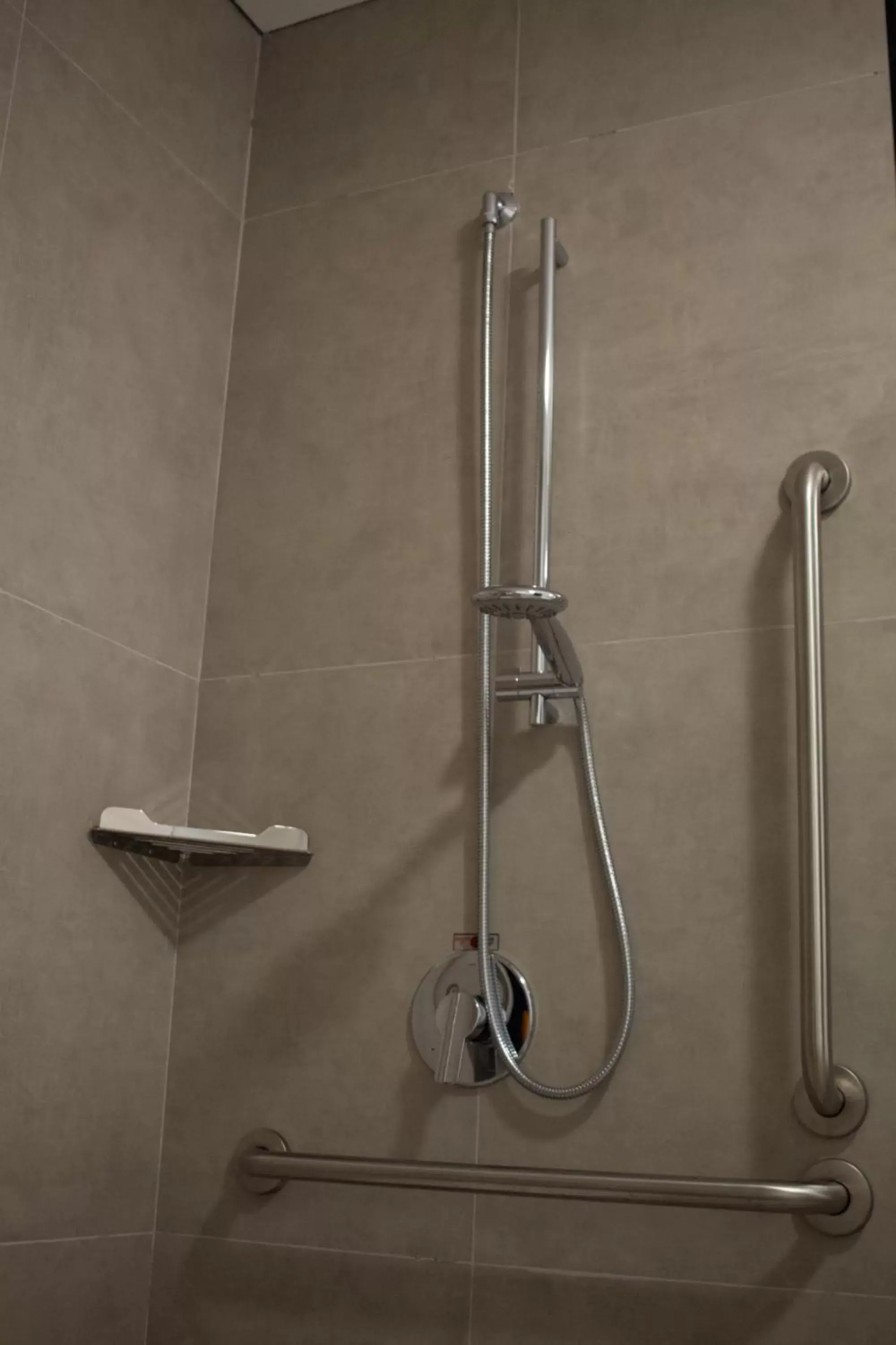 Shower, Bathroom in Comfort Hotel Presidente Prudente