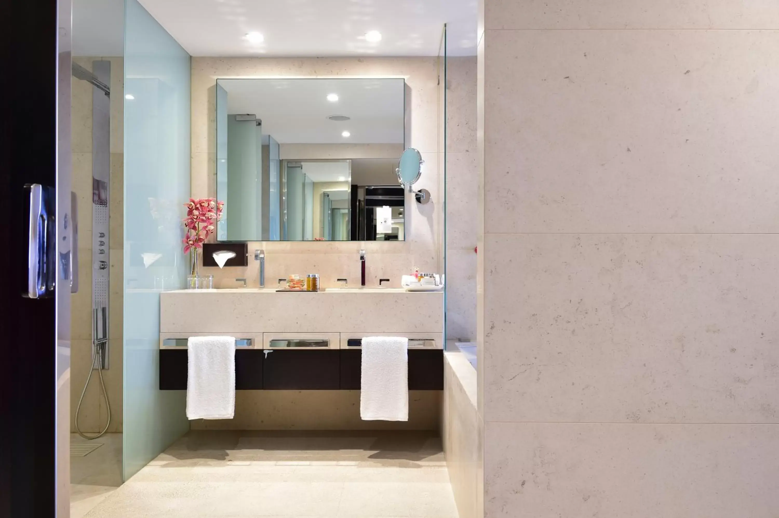 Shower, Bathroom in Porto Palácio Hotel by The Editory