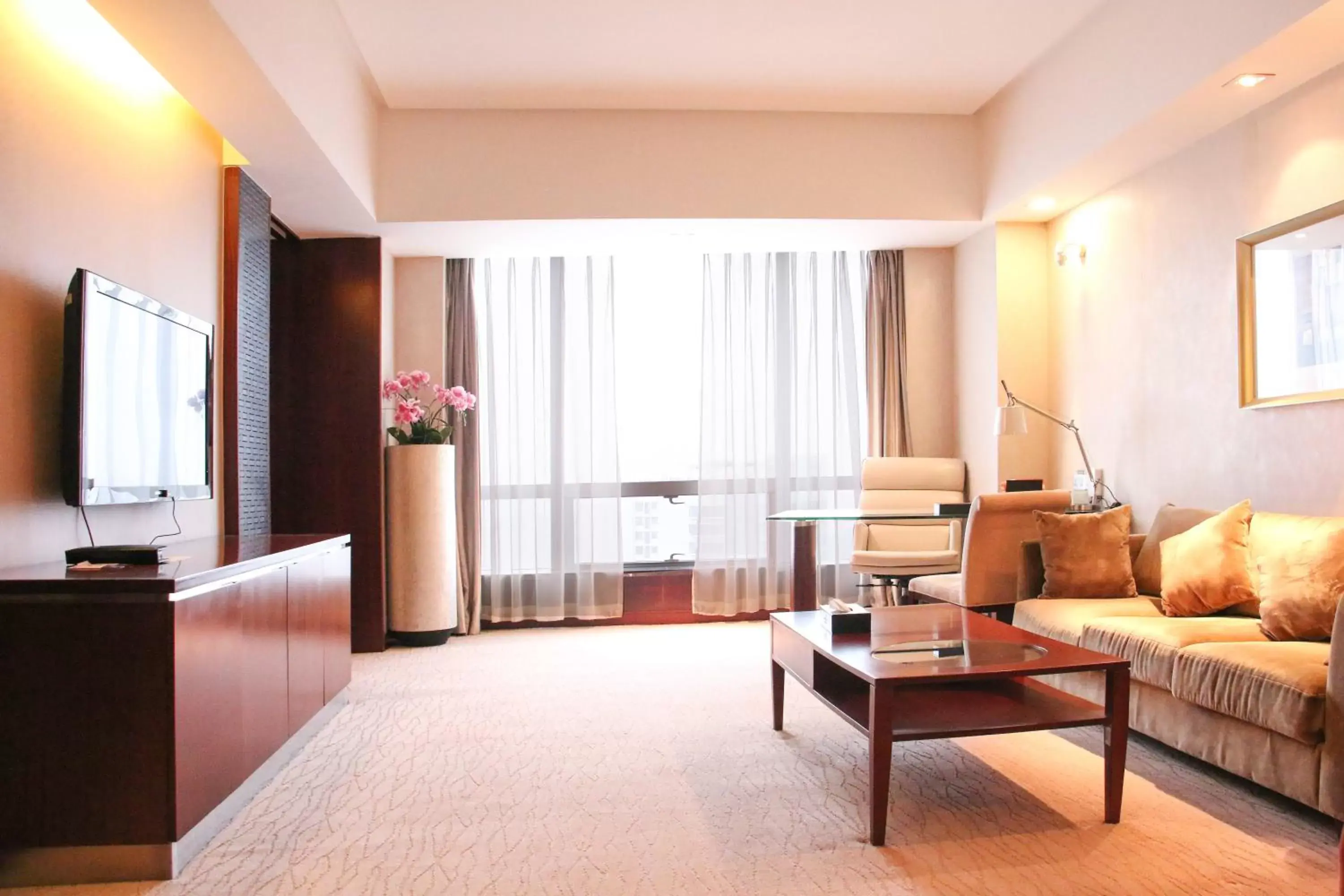 Bedroom, Seating Area in Crowne Plaza Yantai Sea View, an IHG Hotel