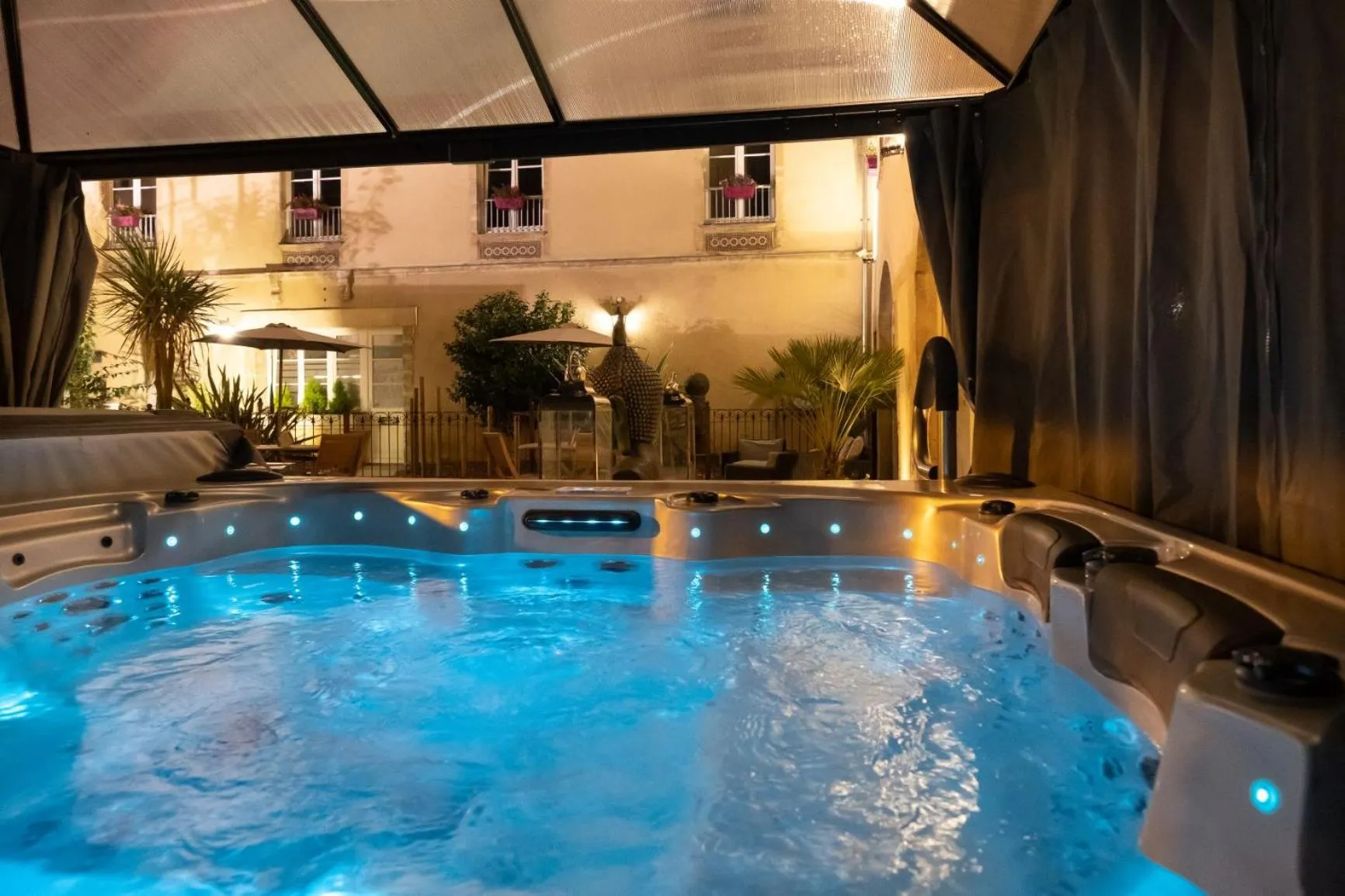 Hot Tub in Grand Hôtel du Luxembourg & Spa