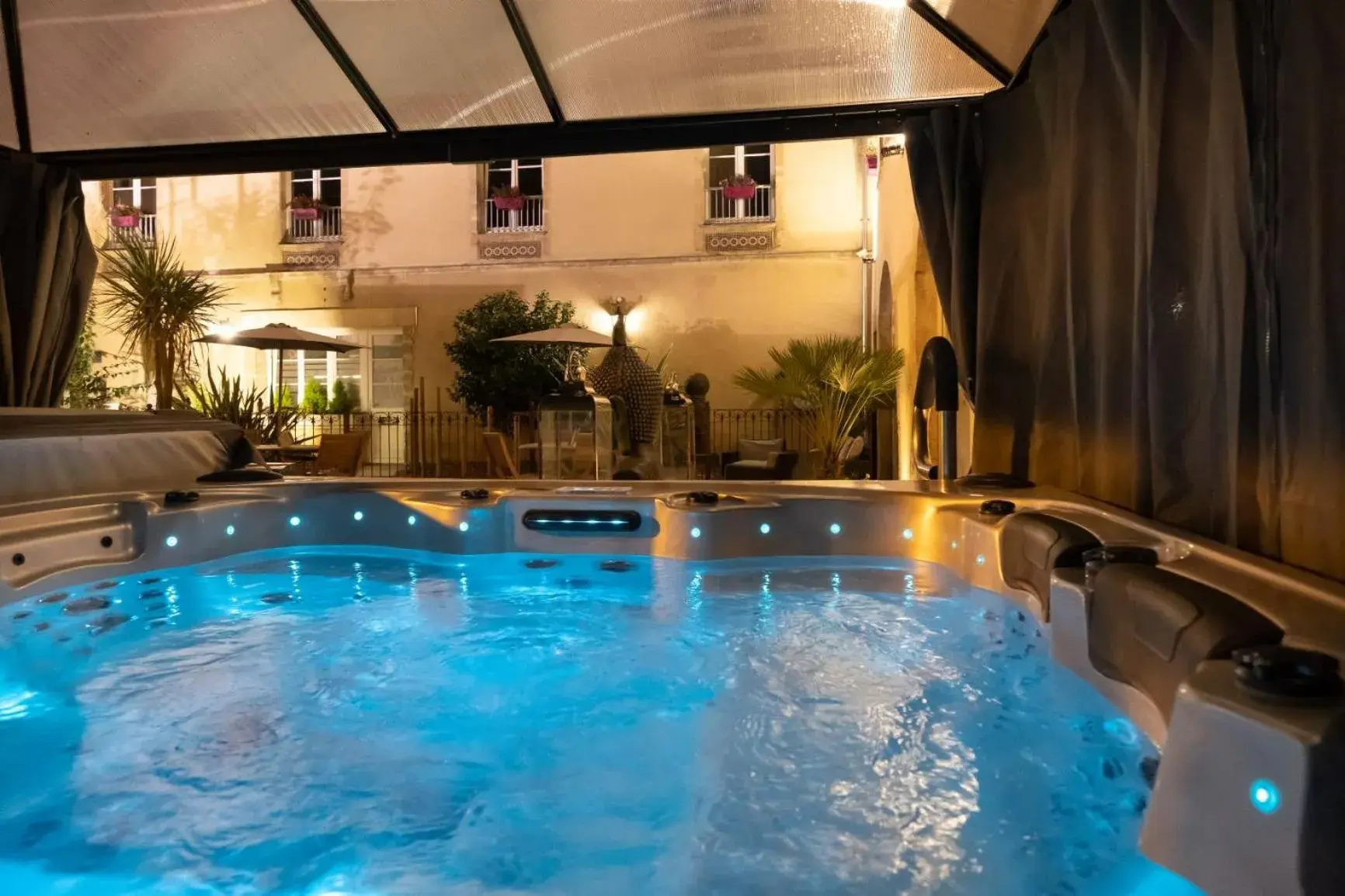 Hot Tub, Swimming Pool in Grand Hotel du Luxembourg