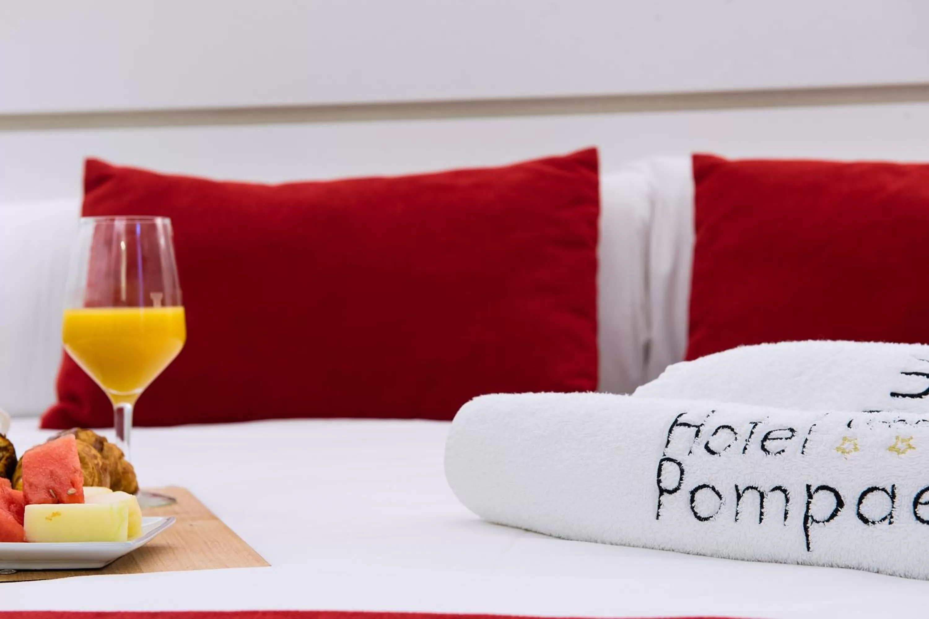 Bedroom, Bed in Hotel Pompaelo Plaza del Ayuntamiento & Spa