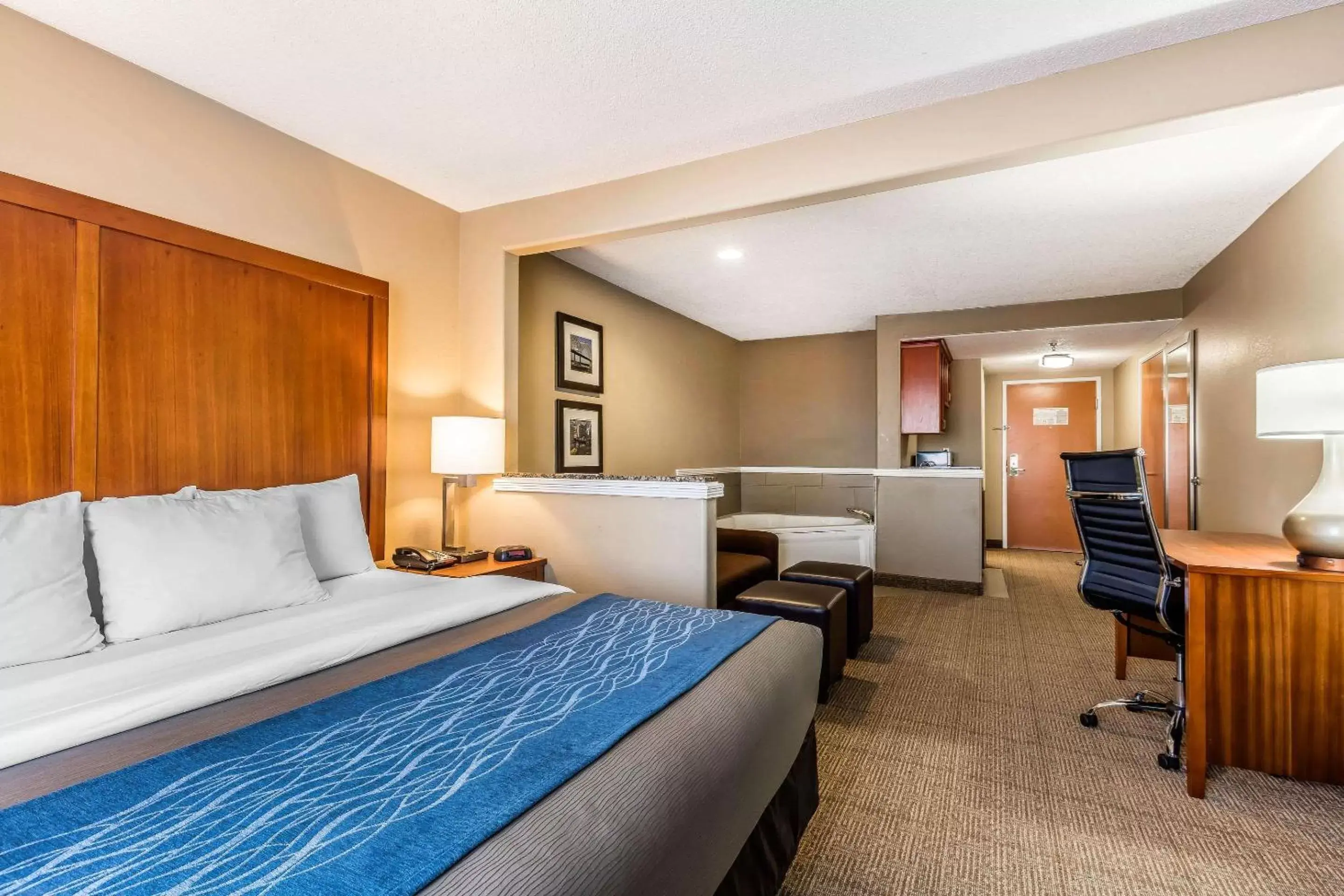 Photo of the whole room, Bed in Comfort Inn & Suites Airport-American Way Memphis