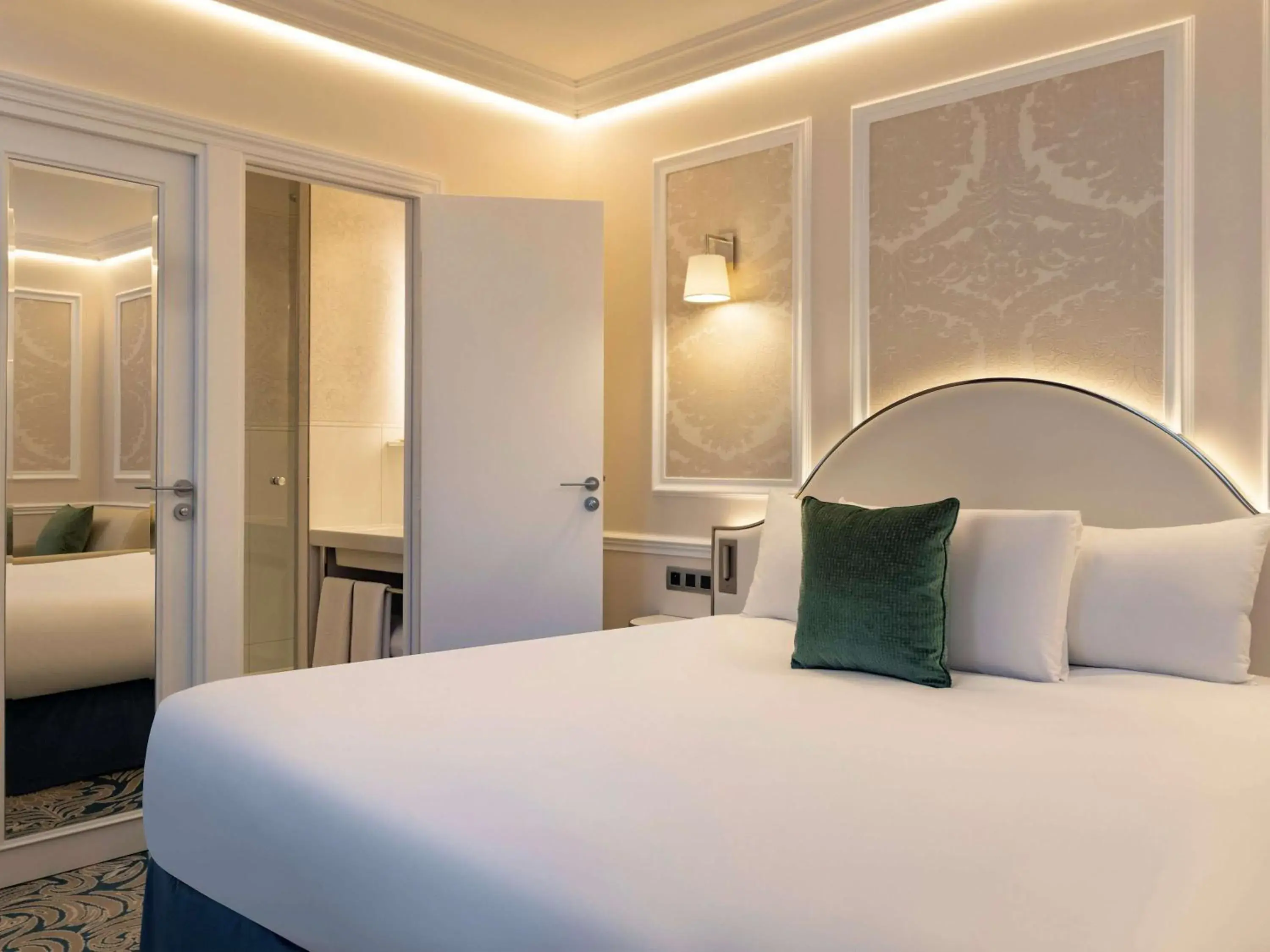 Photo of the whole room, Bed in Mercure Paris La Sorbonne Saint Germain des Pres Hotel