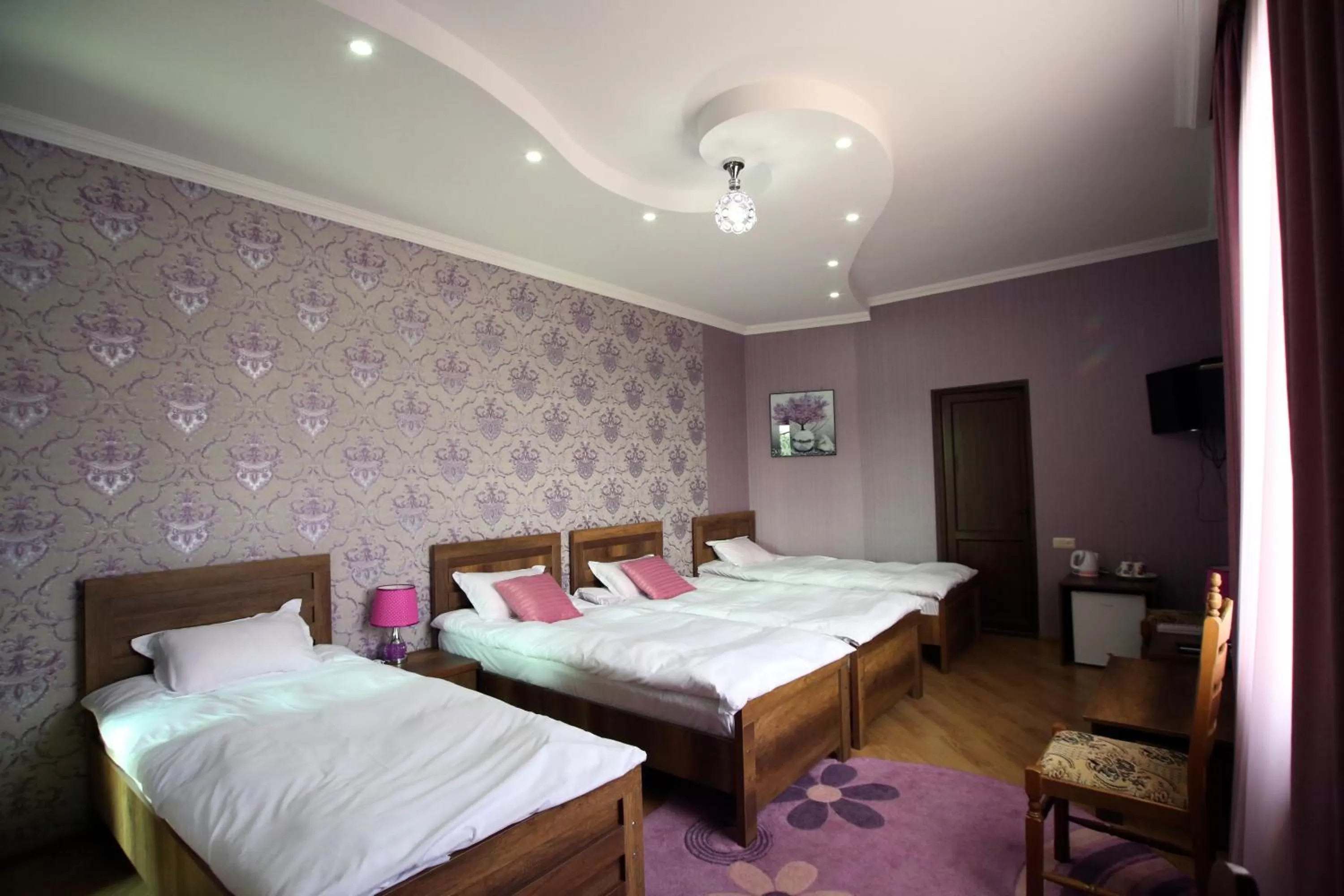 group of guests, Bed in Hotel Harmony