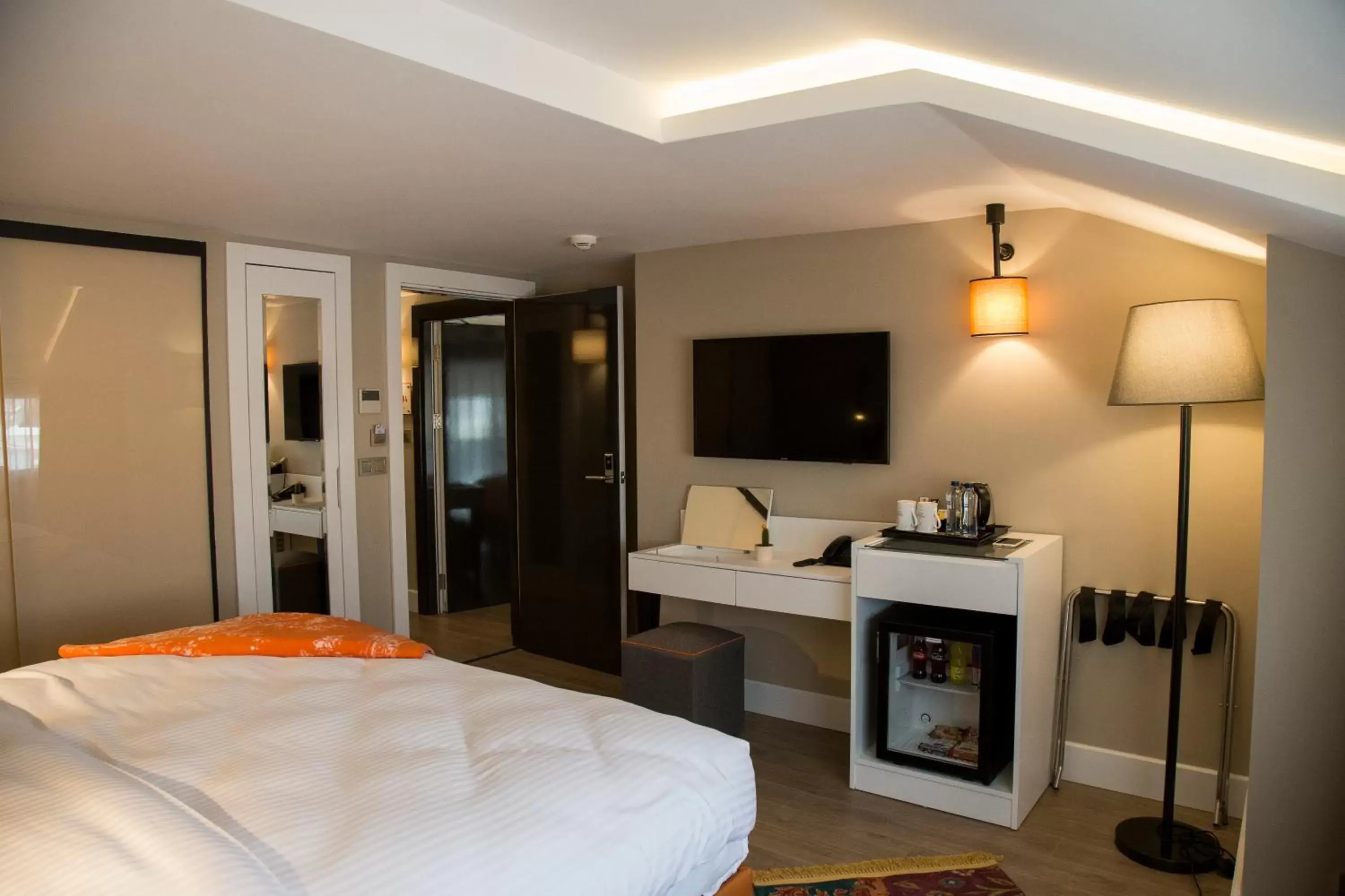 Bed, TV/Entertainment Center in Sparkle Hotel