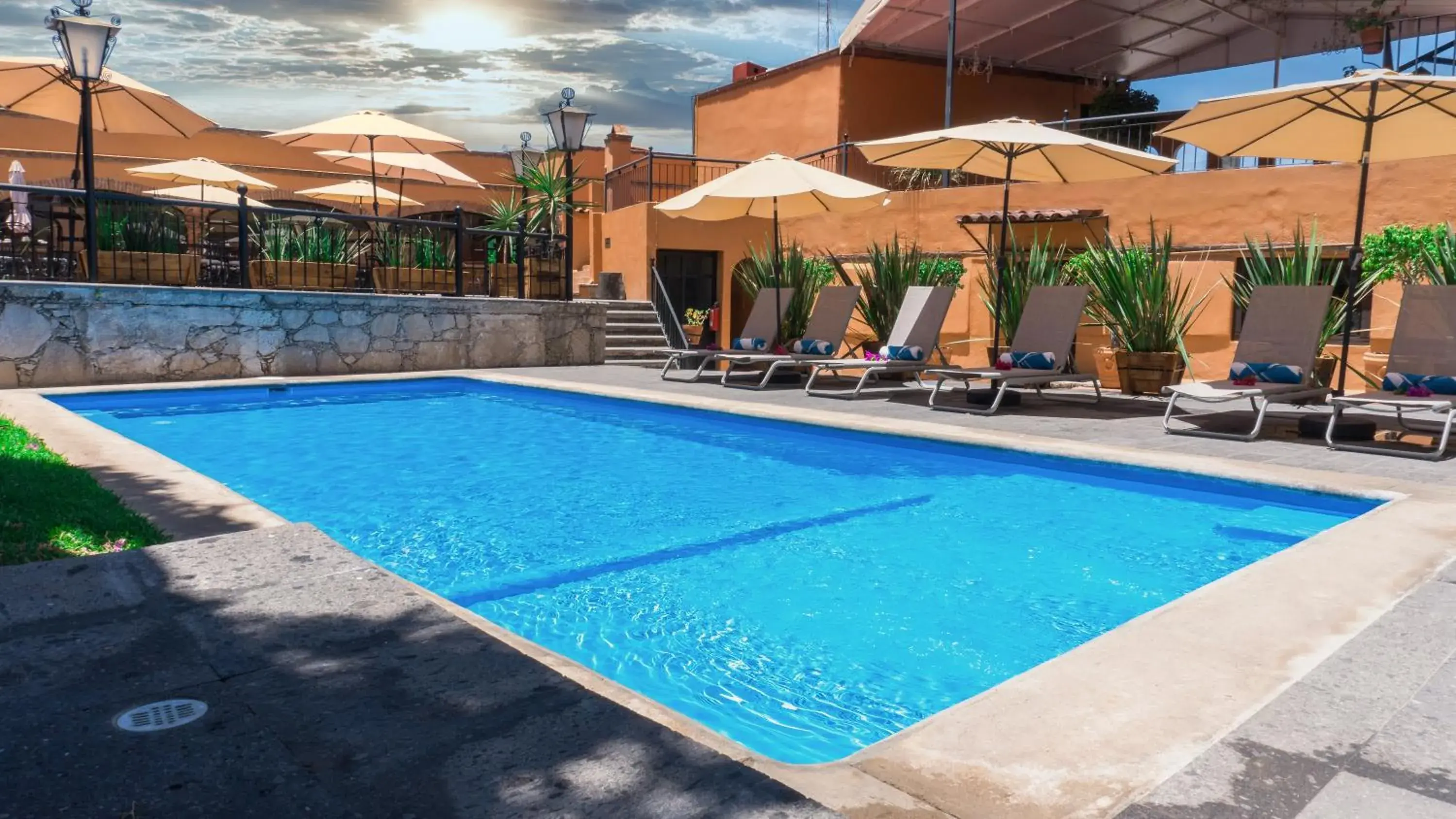 Swimming Pool in Hotel Abadia Plaza