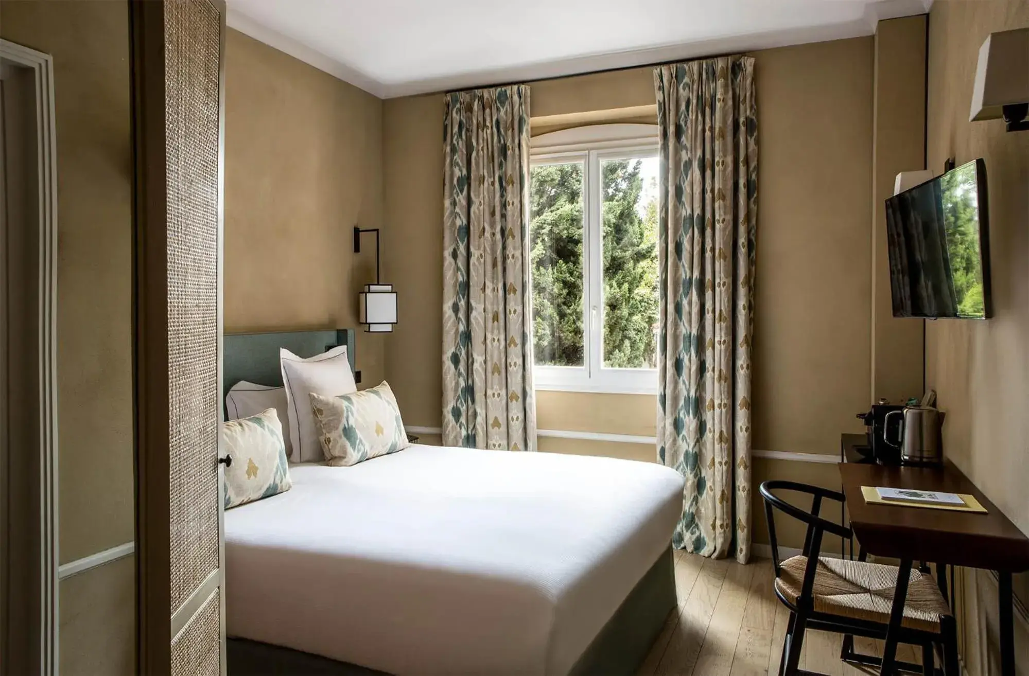Photo of the whole room, Bed in Le Pigonnet - Esprit de France