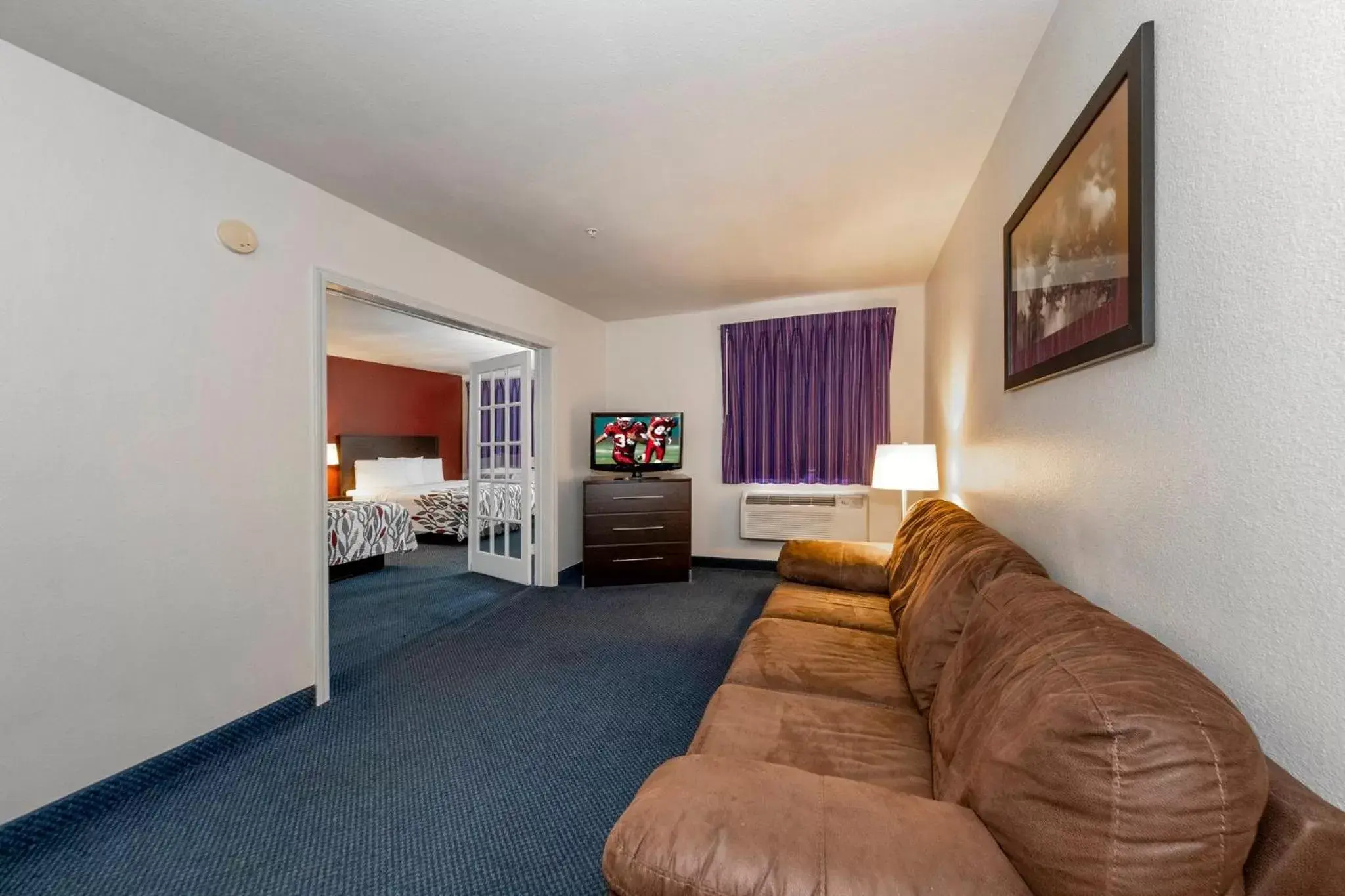 Photo of the whole room, Seating Area in Red Roof Inn St. Robert - Leonard Wood