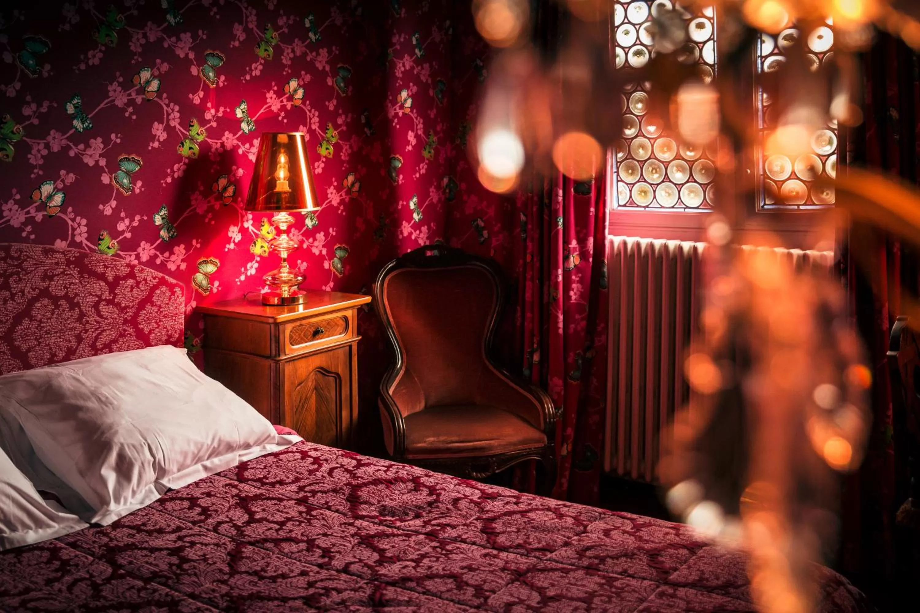 Bed in Hôtel des Deux Clefs