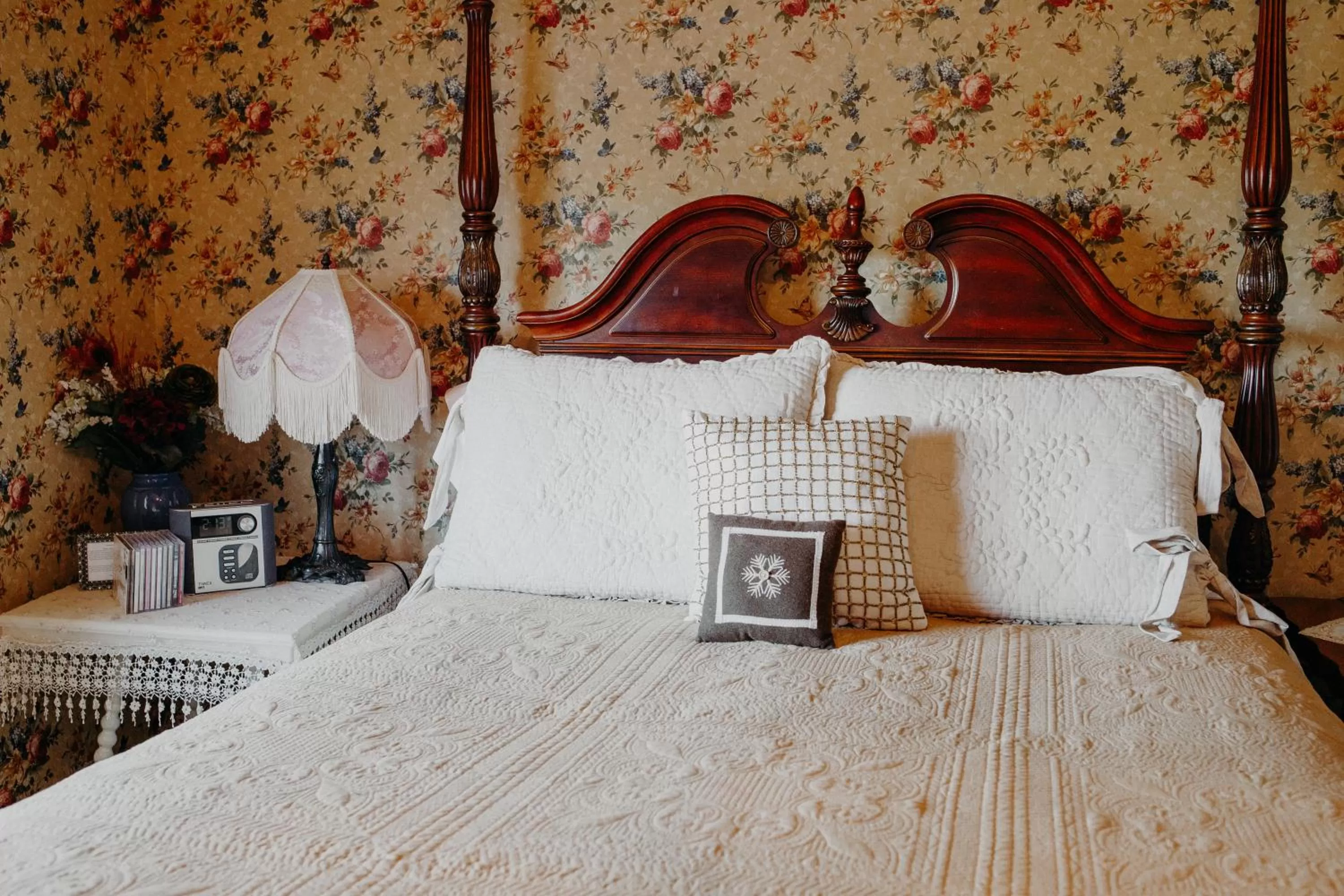 Bed in Aurora Staples Inn