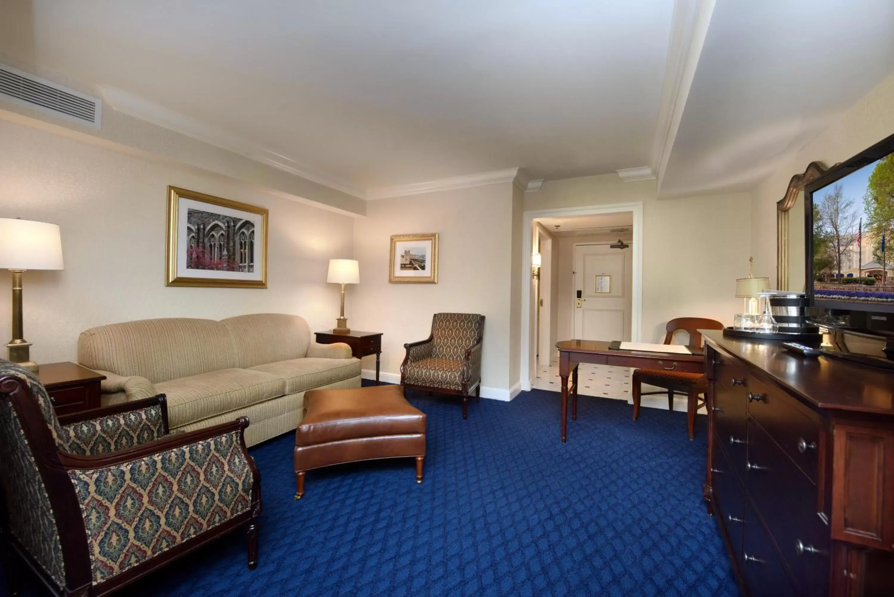 Living room, Seating Area in Washington Duke Inn & Golf Club